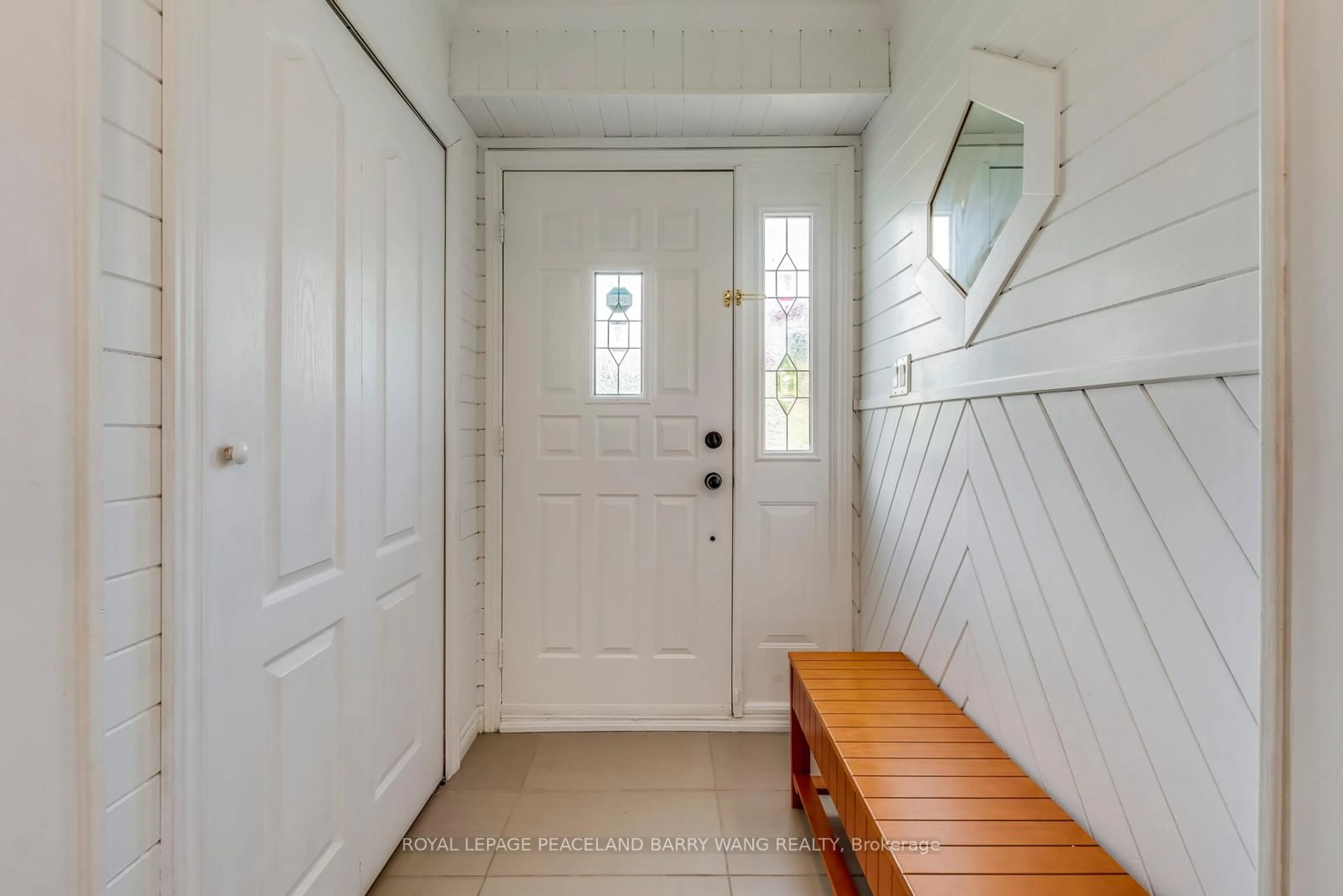 Indoor entryway for 3297 Grechen Rd, Mississauga Ontario L5C 1X8