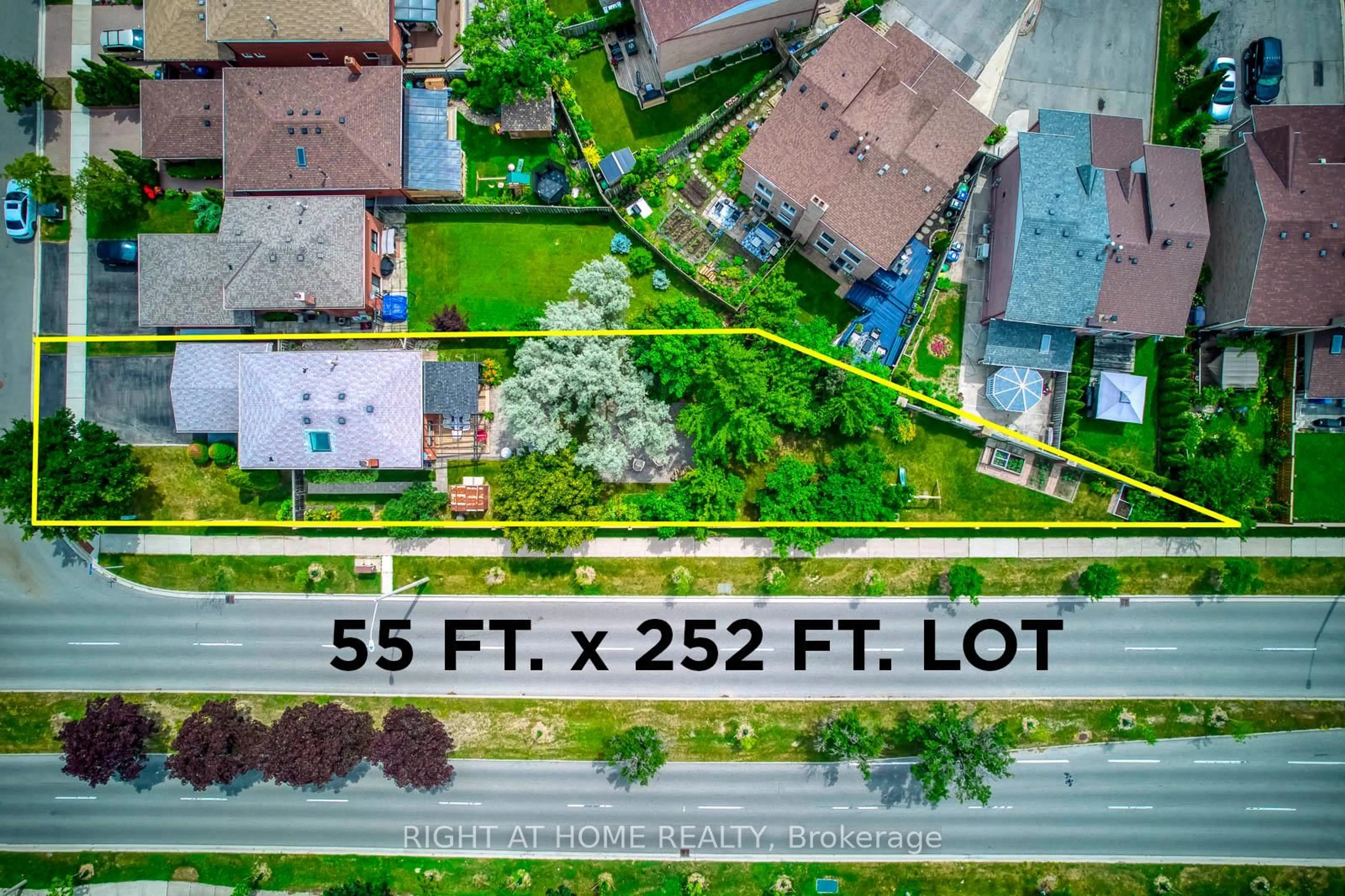 A pic from outside/outdoor area/front of a property/back of a property/a pic from drone, street for 4262 Angeloni Dr, Mississauga Ontario L4Z 2S7