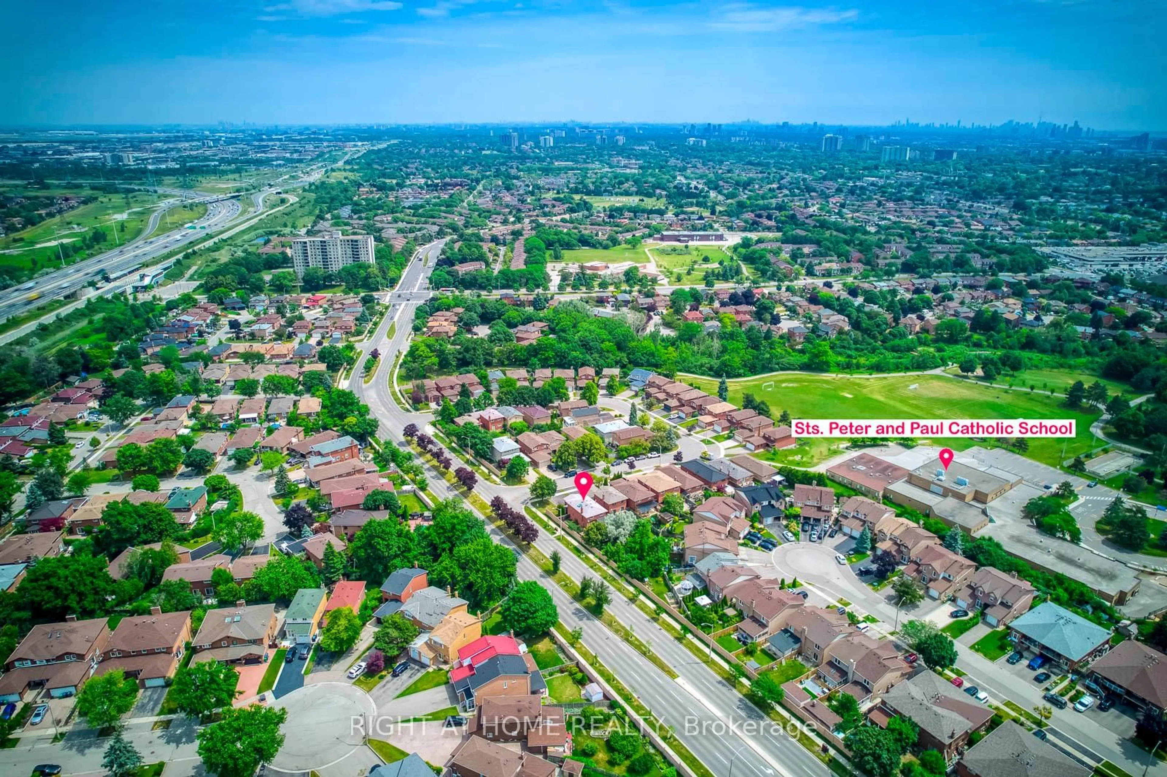 A pic from outside/outdoor area/front of a property/back of a property/a pic from drone, street for 4262 Angeloni Dr, Mississauga Ontario L4Z 2S7