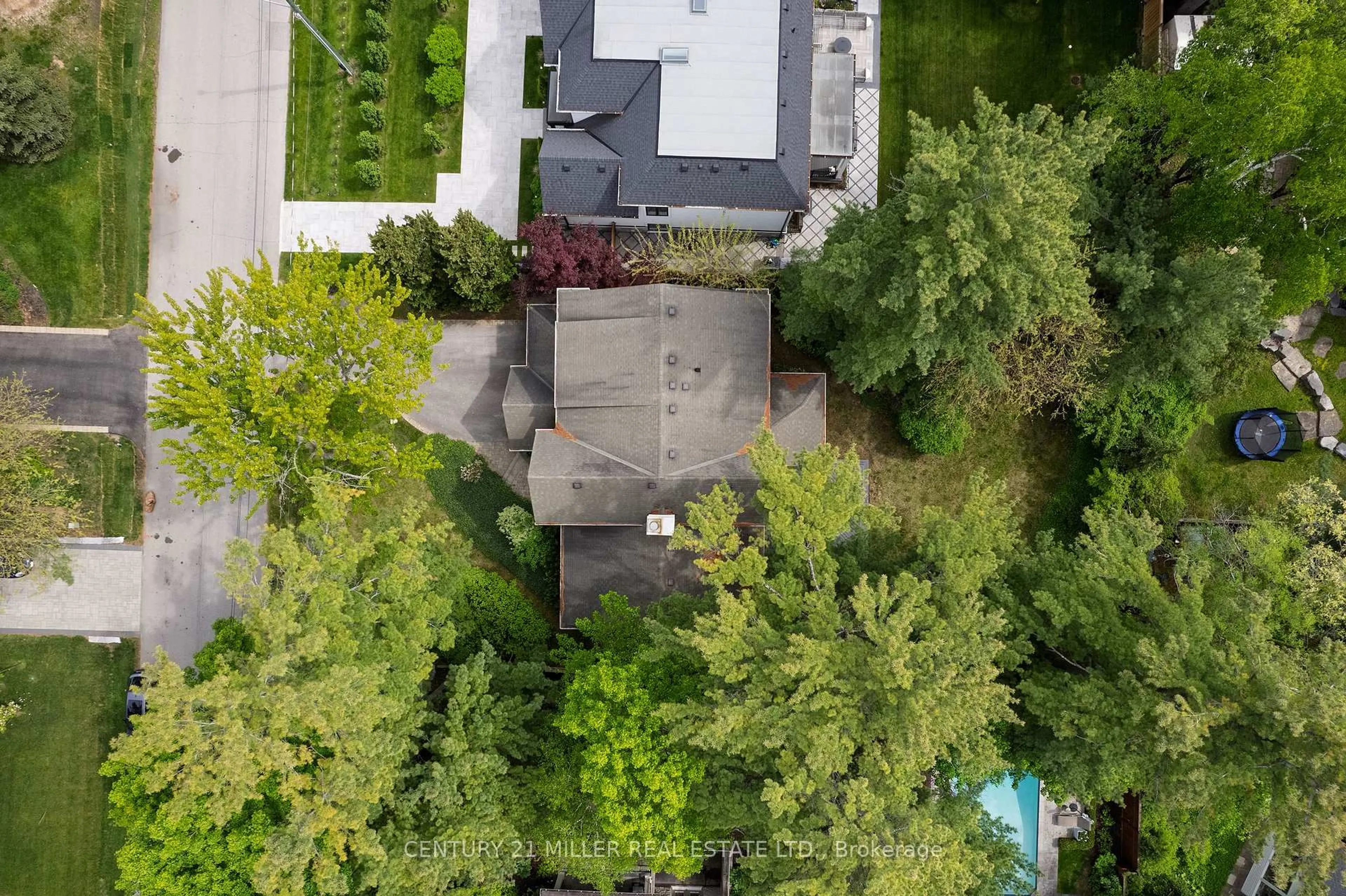 A pic from outside/outdoor area/front of a property/back of a property/a pic from drone, unknown for 1310 Duncan Rd, Oakville Ontario L6J 2P8