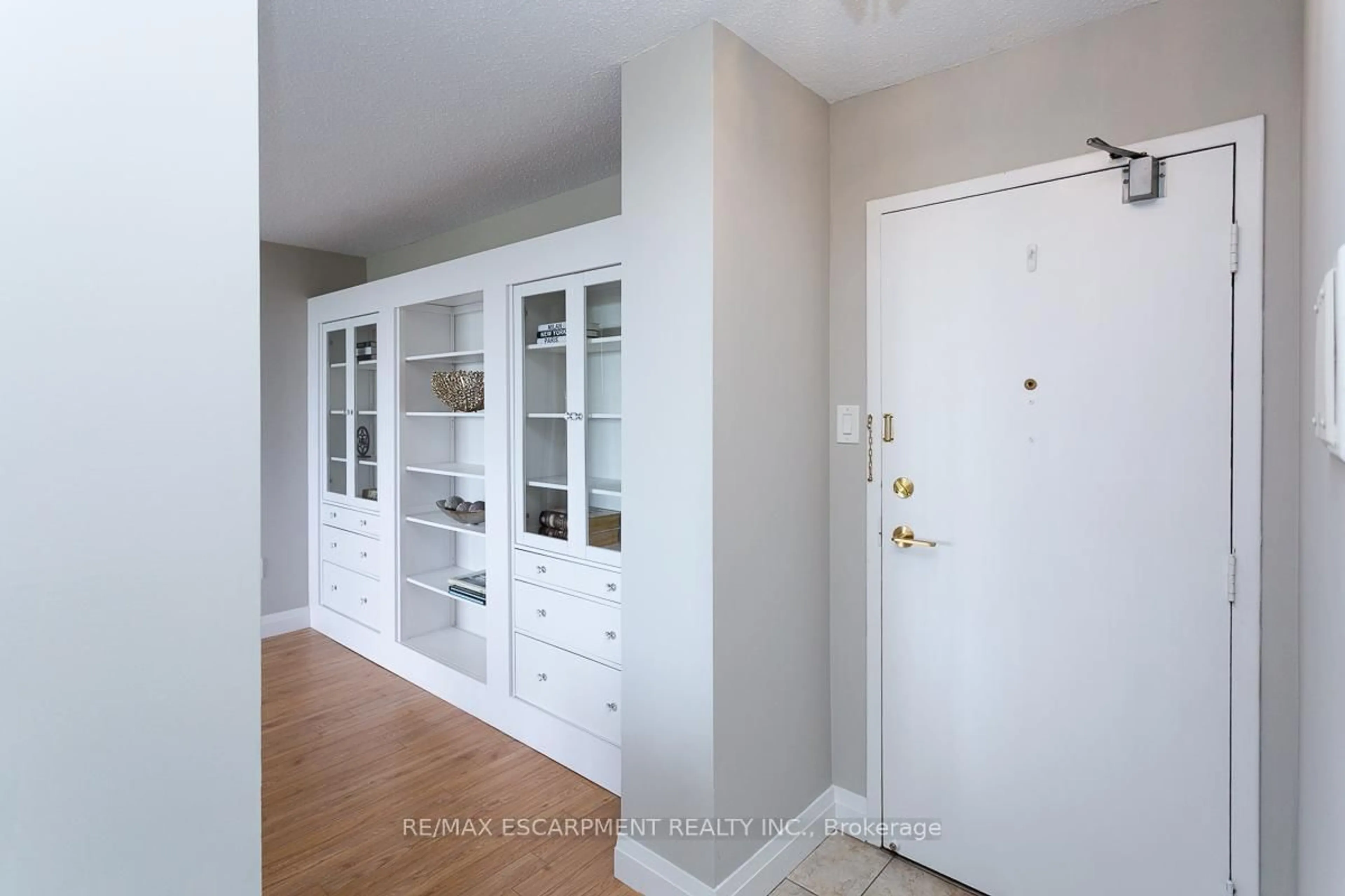 Indoor entryway for 2055 Upper Middle Rd #306, Burlington Ontario L7P 3P4