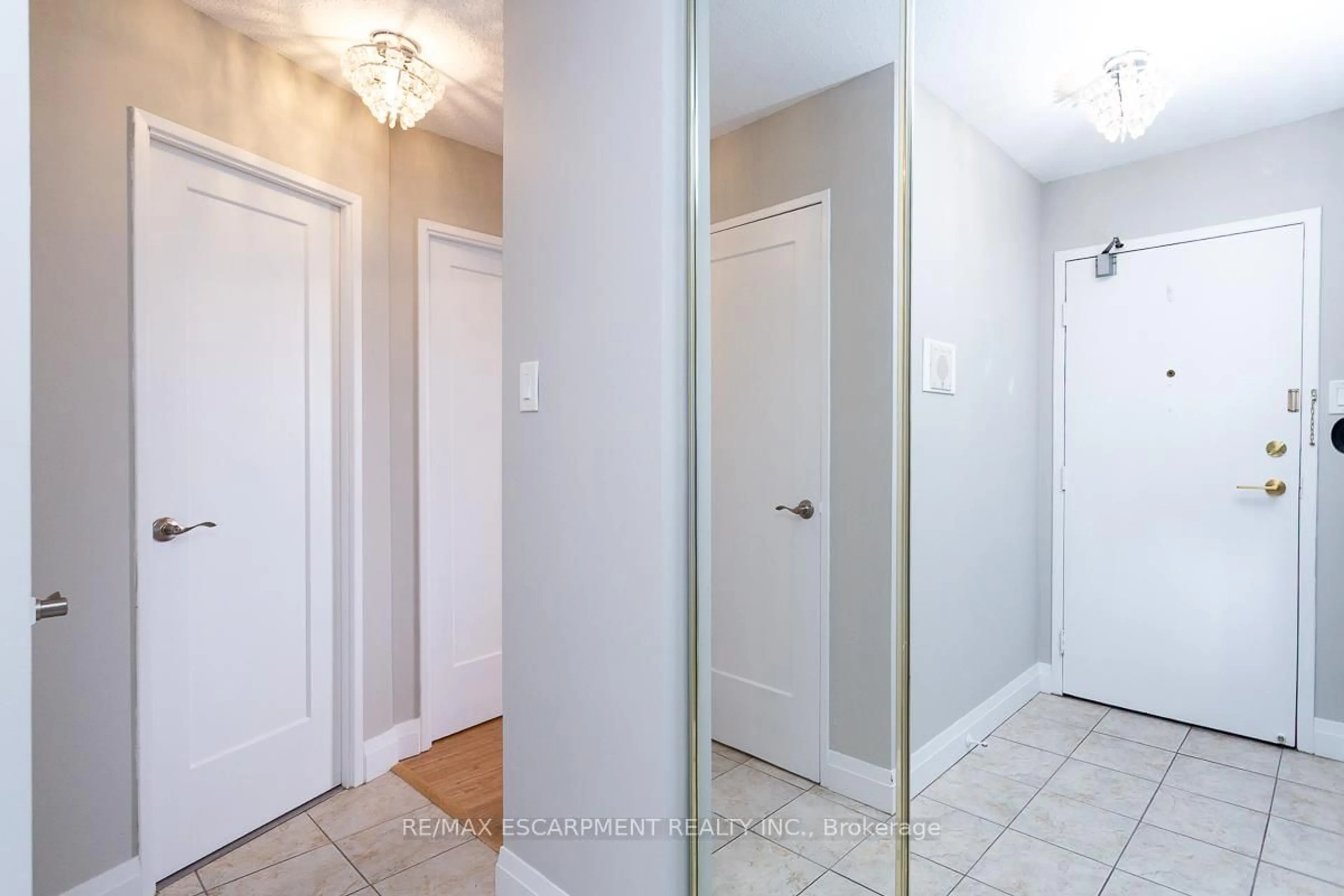 Indoor entryway for 2055 Upper Middle Rd #306, Burlington Ontario L7P 3P4
