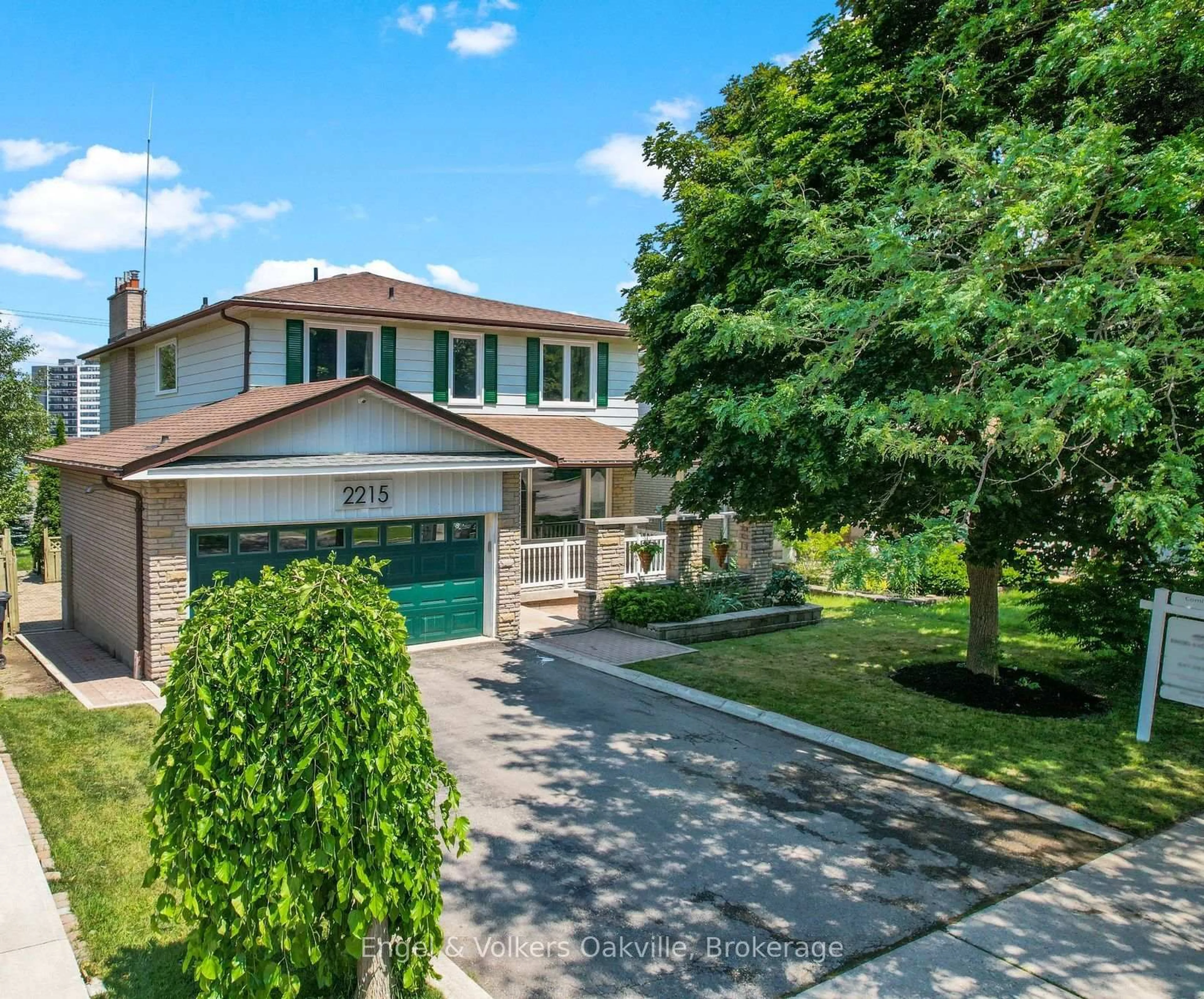 A pic from outside/outdoor area/front of a property/back of a property/a pic from drone, street for 2215 Springfield Crt, Mississauga Ontario L5K 1V3