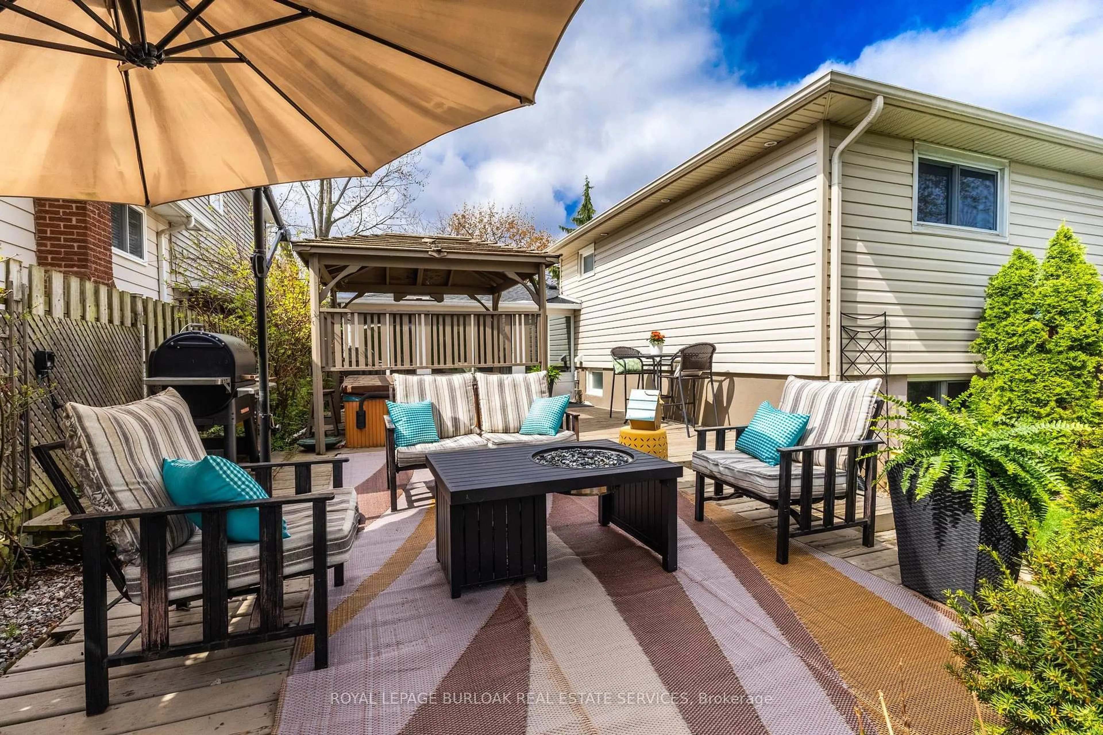 Patio, street for 2217 Lancaster Cres, Burlington Ontario L7P 3G4
