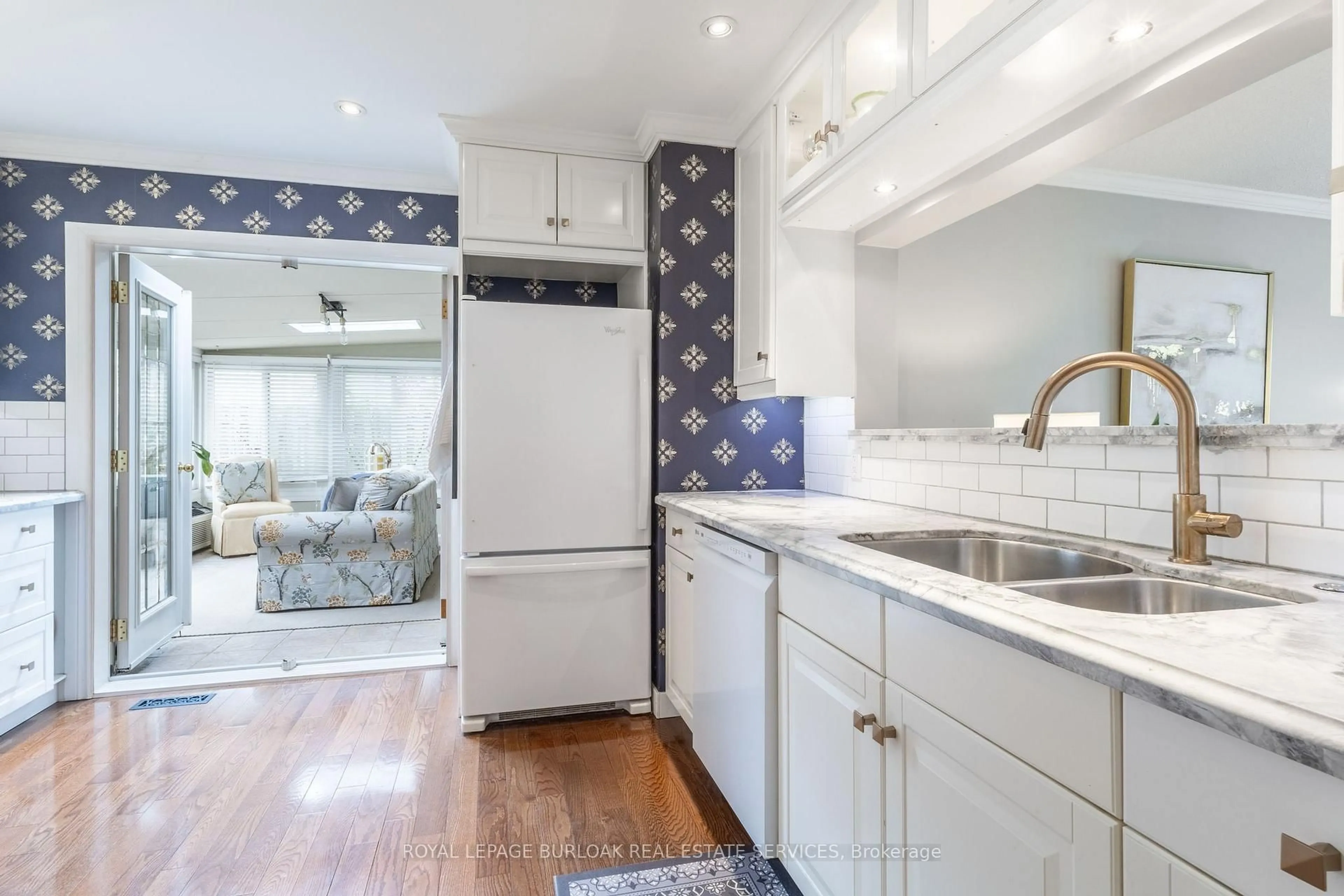 Open concept kitchen, ceramic/tile floor for 2217 Lancaster Cres, Burlington Ontario L7P 3G4