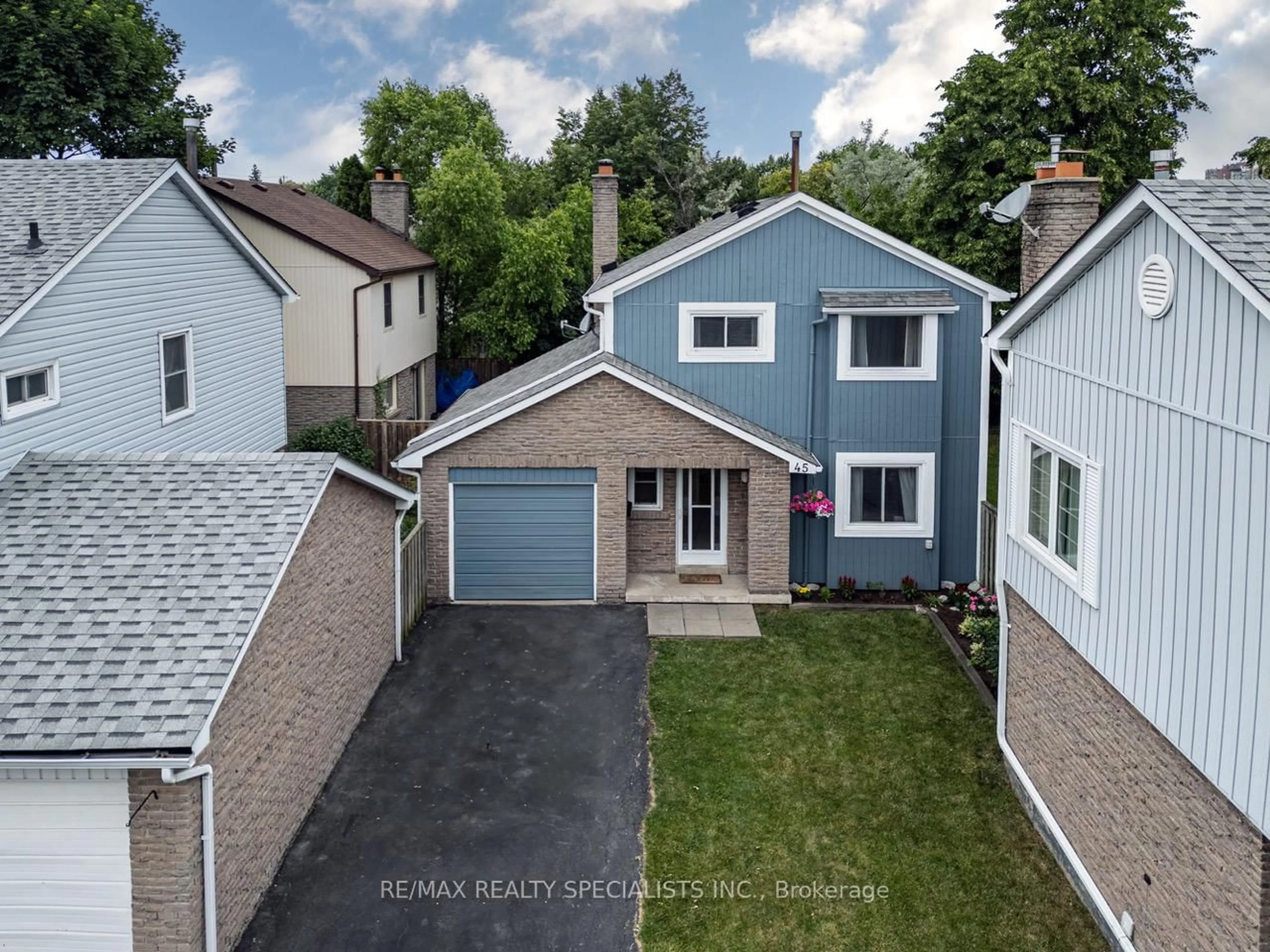 A pic from outside/outdoor area/front of a property/back of a property/a pic from drone, street for 45 Neuchatel Pl #45, Mississauga Ontario L5N 6A7