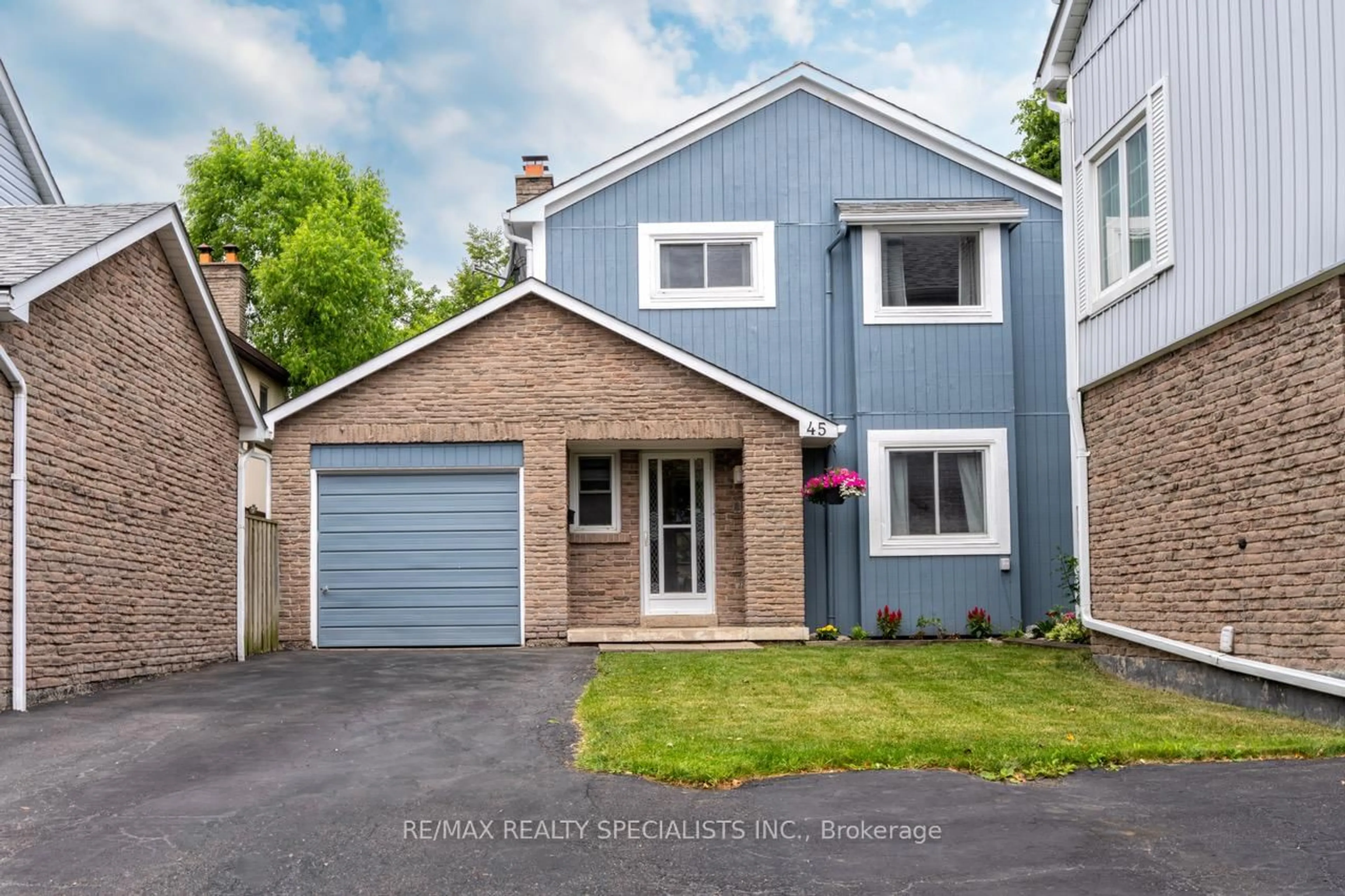 Home with vinyl exterior material, street for 45 Neuchatel Pl #45, Mississauga Ontario L5N 6A7