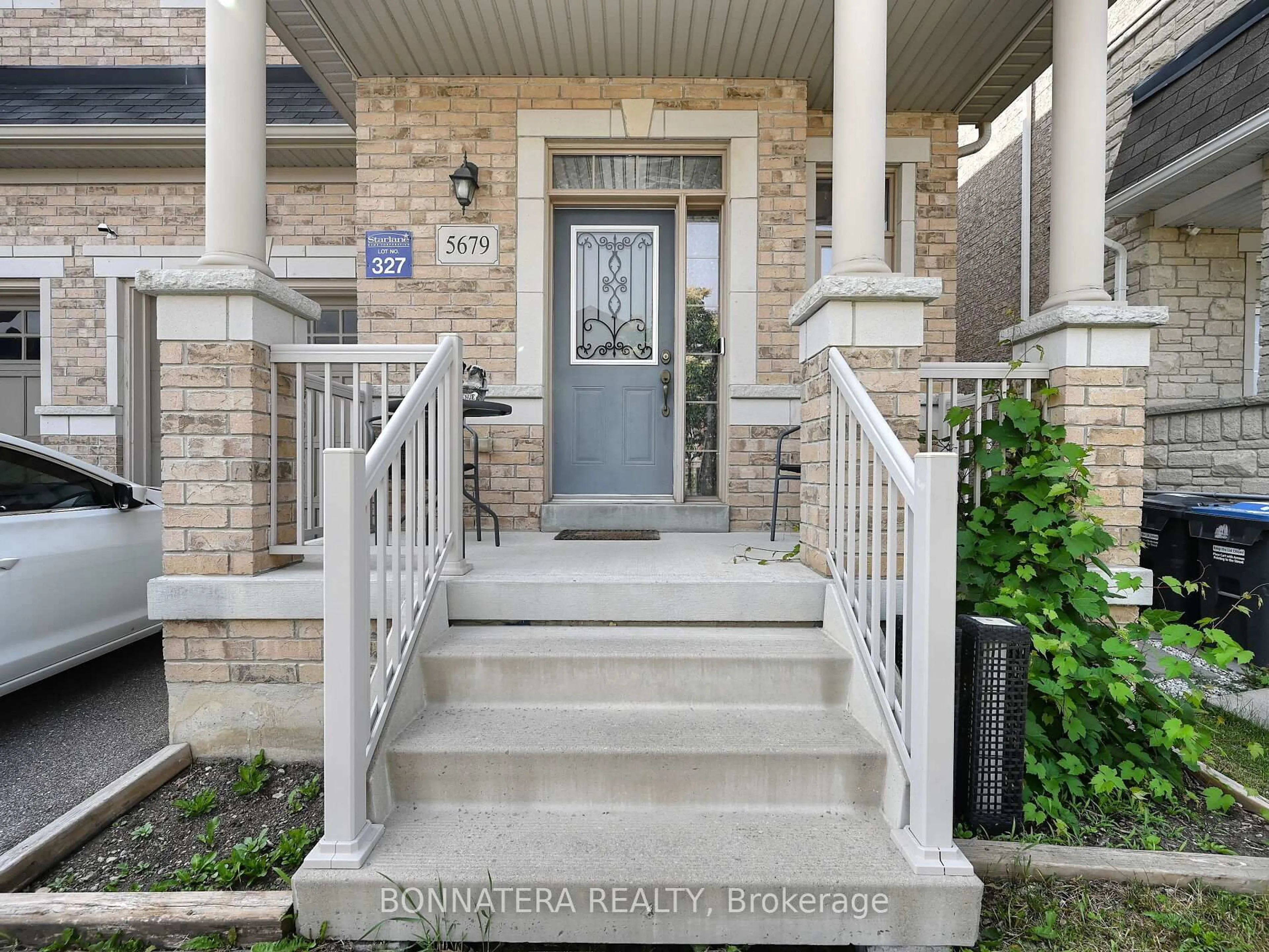 Indoor entryway for 5679 Ethan Dr, Mississauga Ontario L5M 0N1