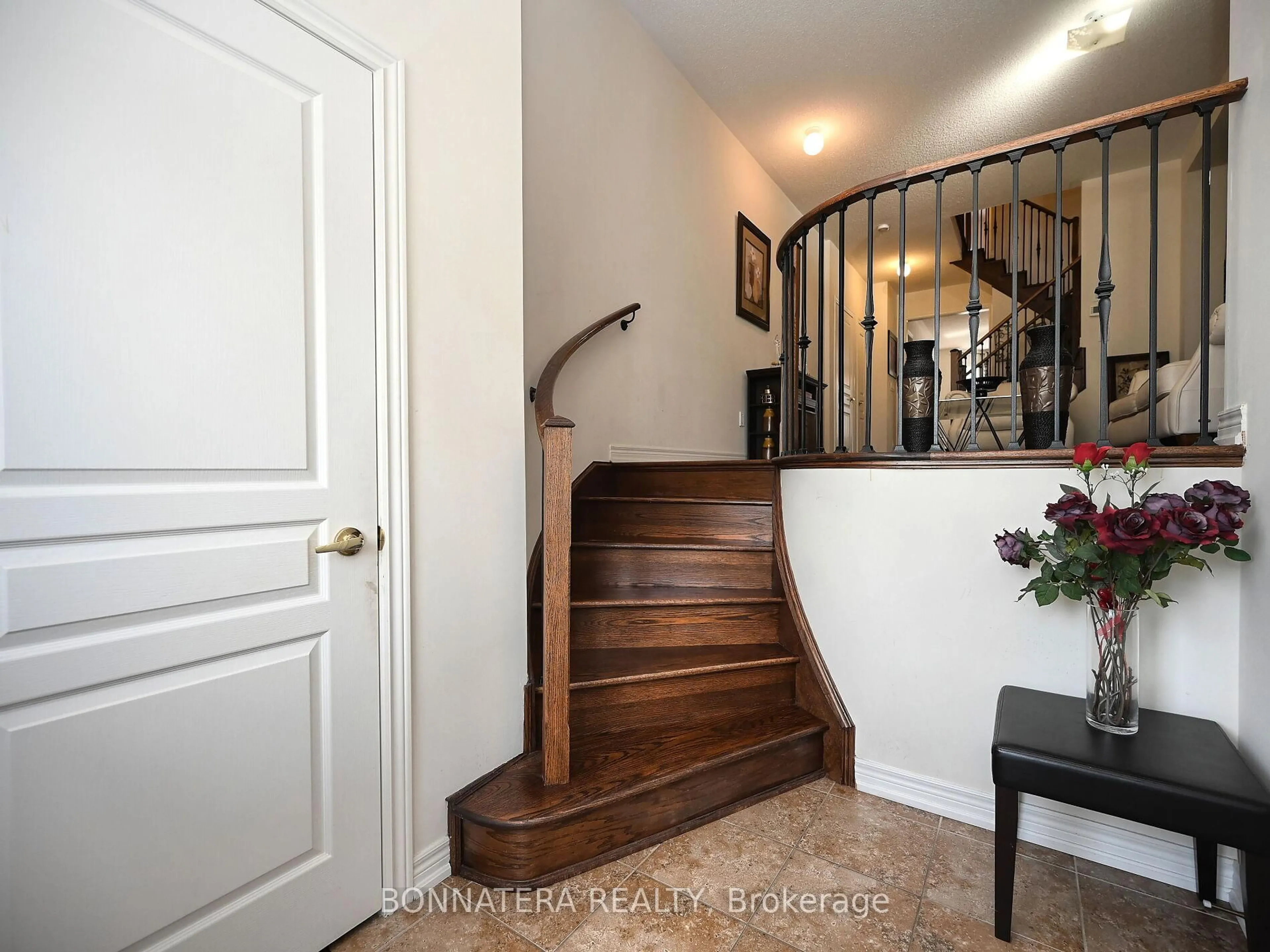 Indoor entryway for 5679 Ethan Dr, Mississauga Ontario L5M 0N1