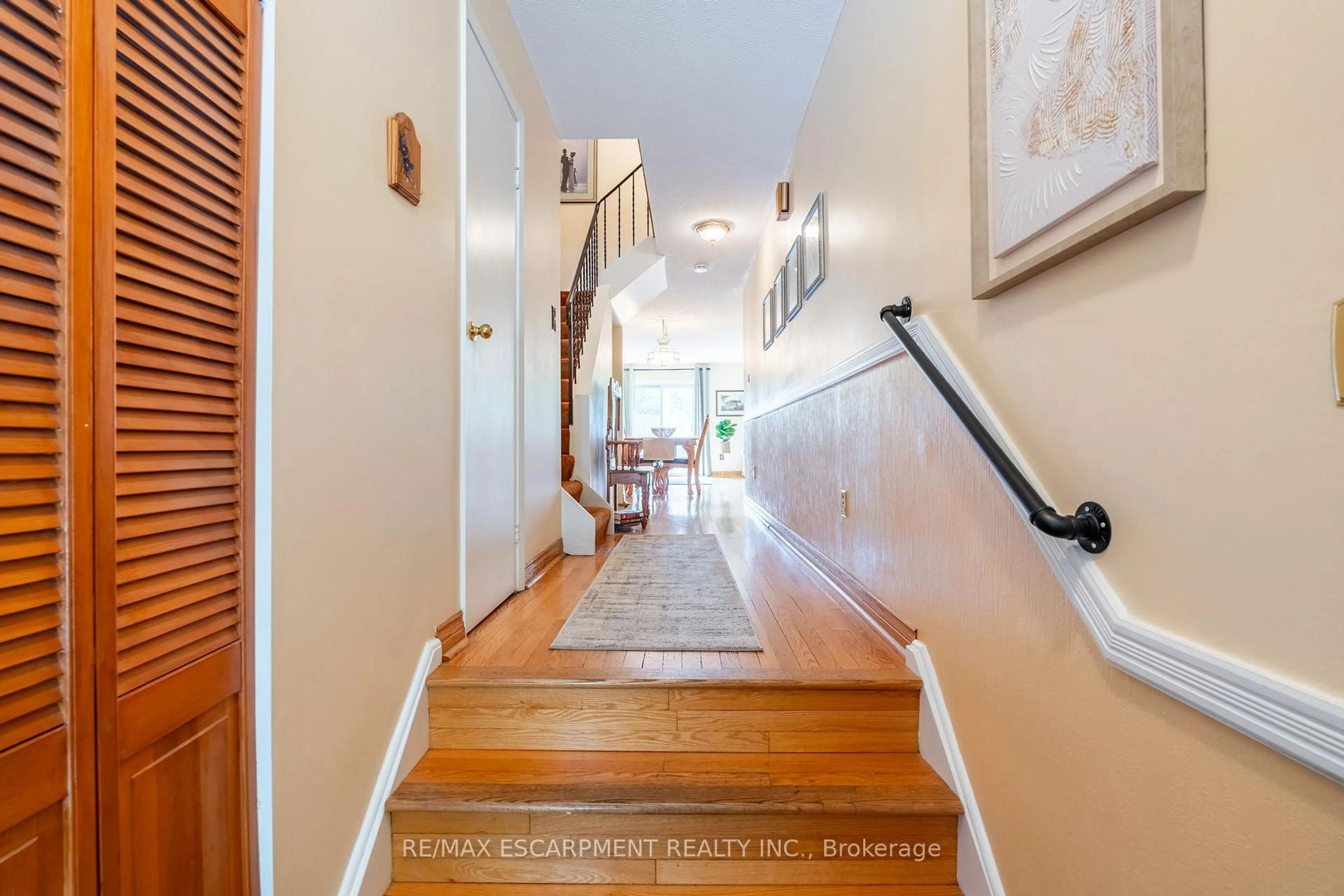 Indoor entryway for 2301 Cavendish Dr #82, Burlington Ontario L7P 3M3