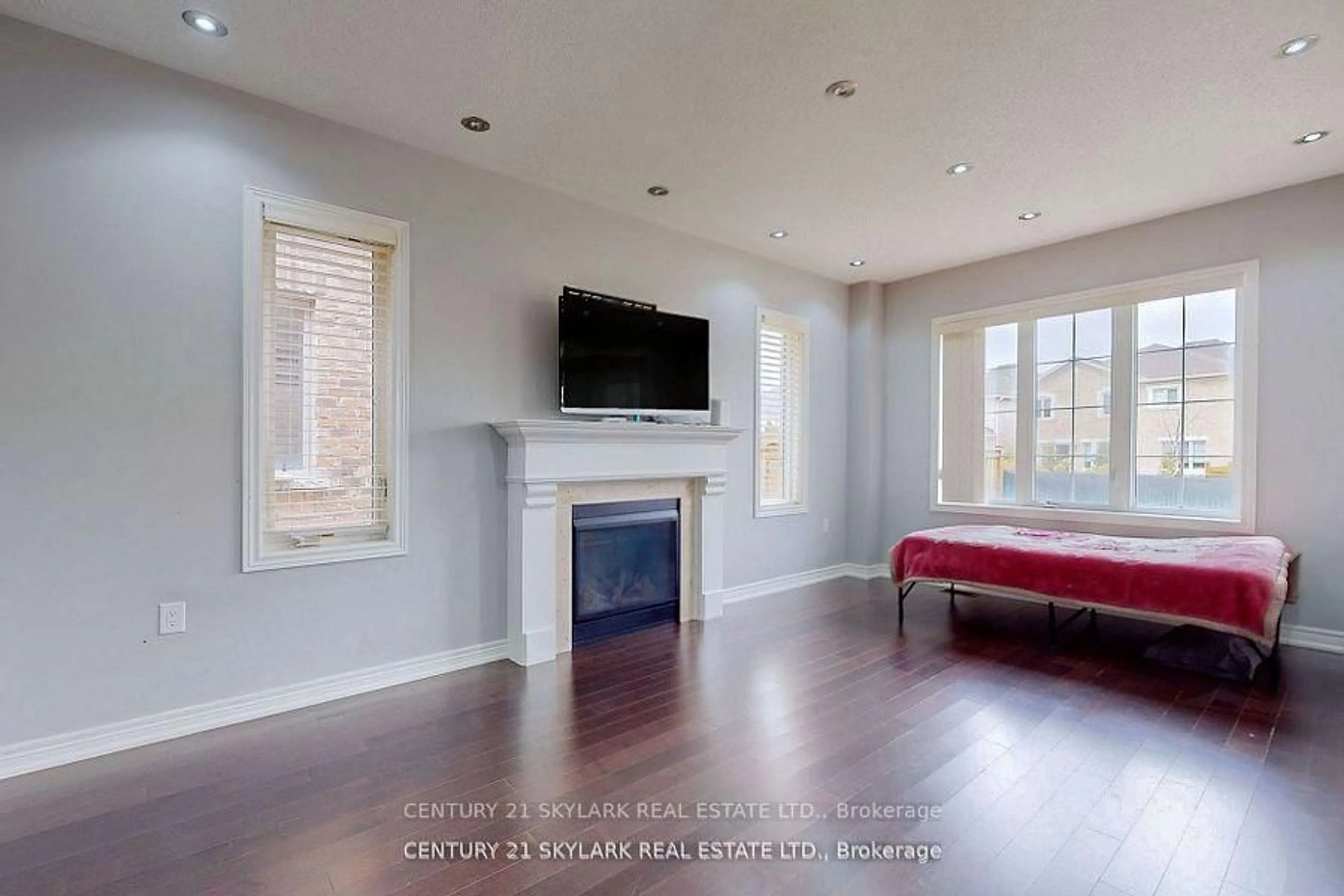 Living room with furniture, unknown for 25 Fieldstone Lane Ave, Caledon Ontario L7C 4A2