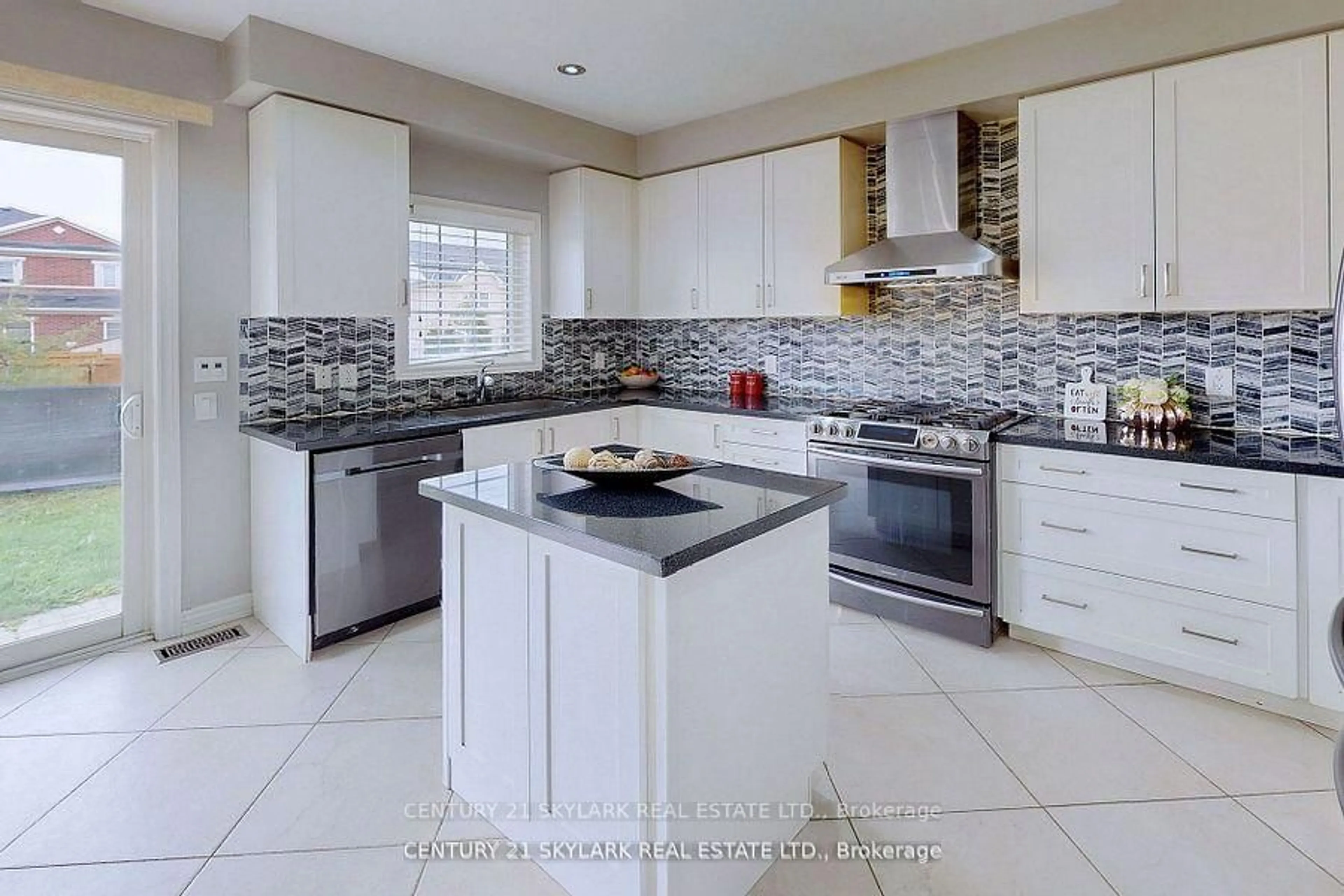 Contemporary kitchen, ceramic/tile floor for 25 Fieldstone Lane Ave, Caledon Ontario L7C 4A2