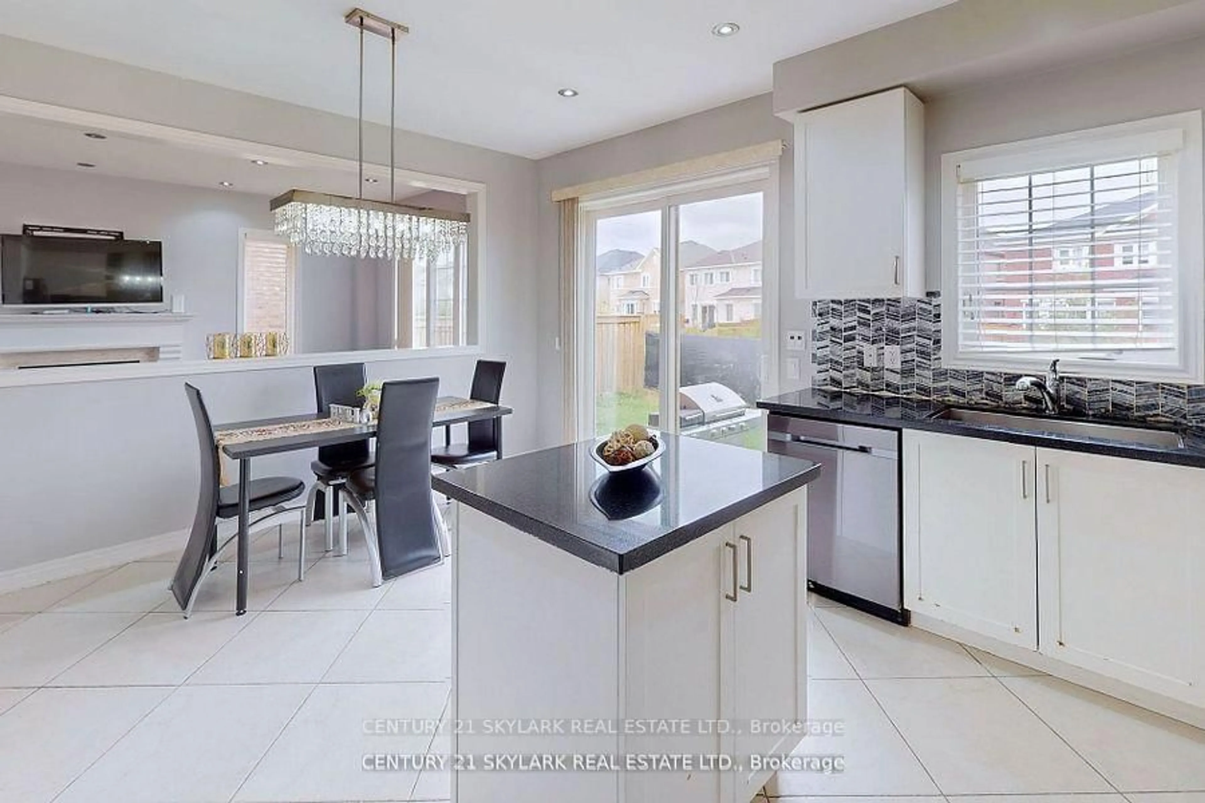 Contemporary kitchen, ceramic/tile floor for 25 Fieldstone Lane Ave, Caledon Ontario L7C 4A2