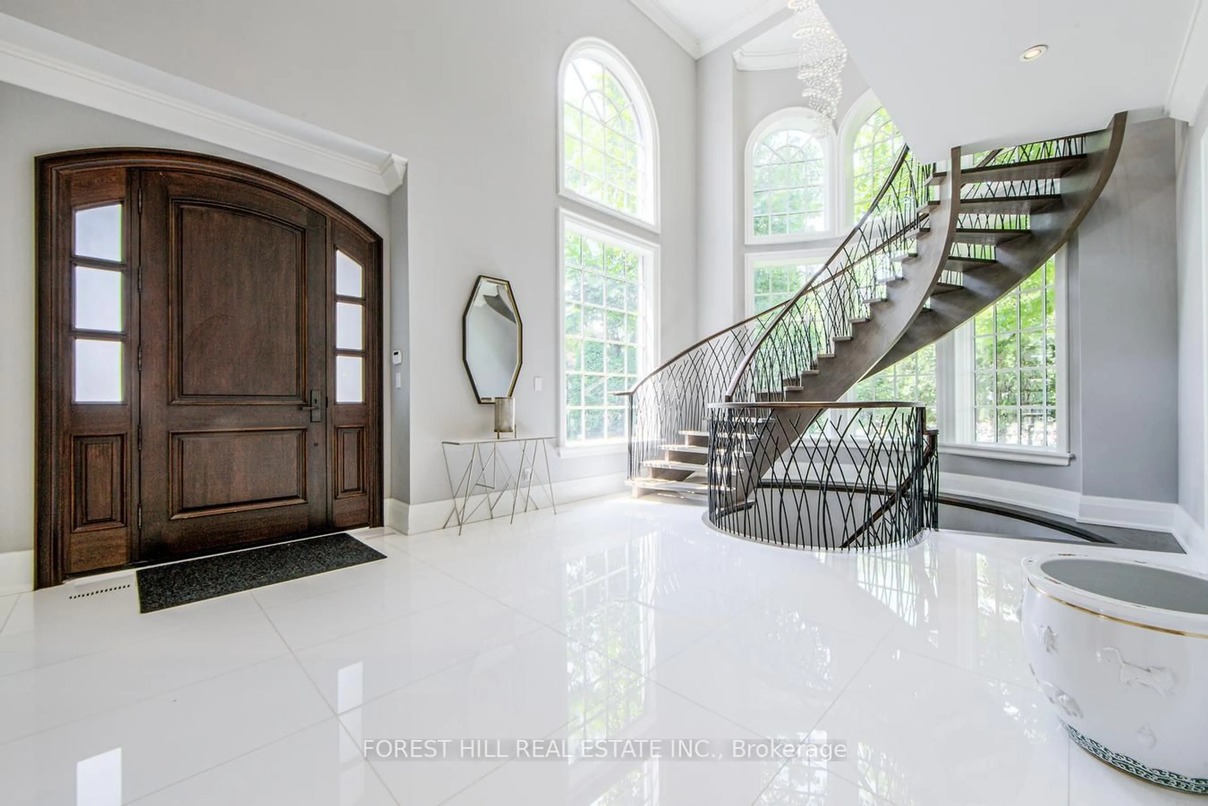 Indoor entryway for 271 Westdale Rd, Oakville Ontario L6H 4Z7