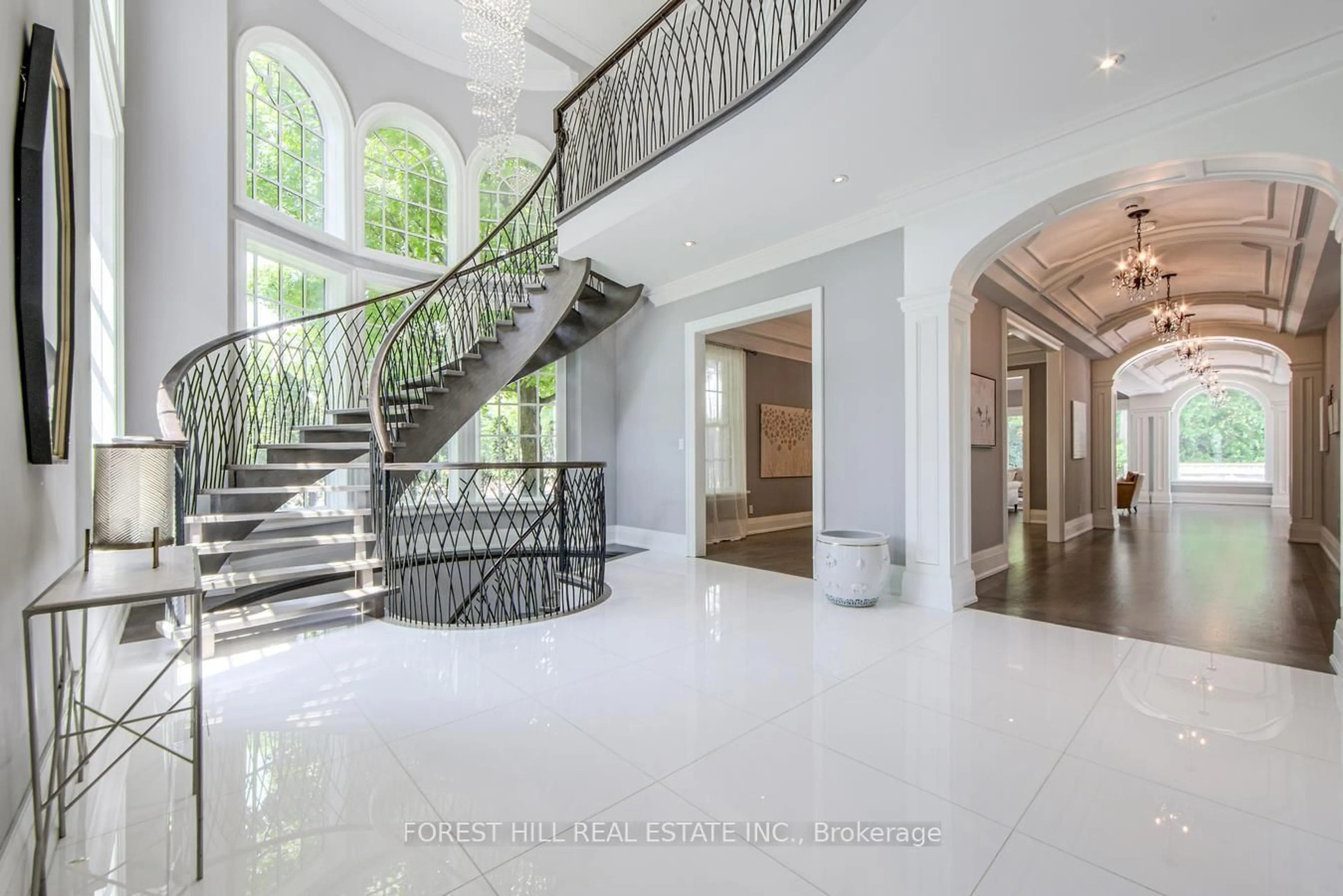 Indoor foyer for 271 Westdale Rd, Oakville Ontario L6H 4Z7