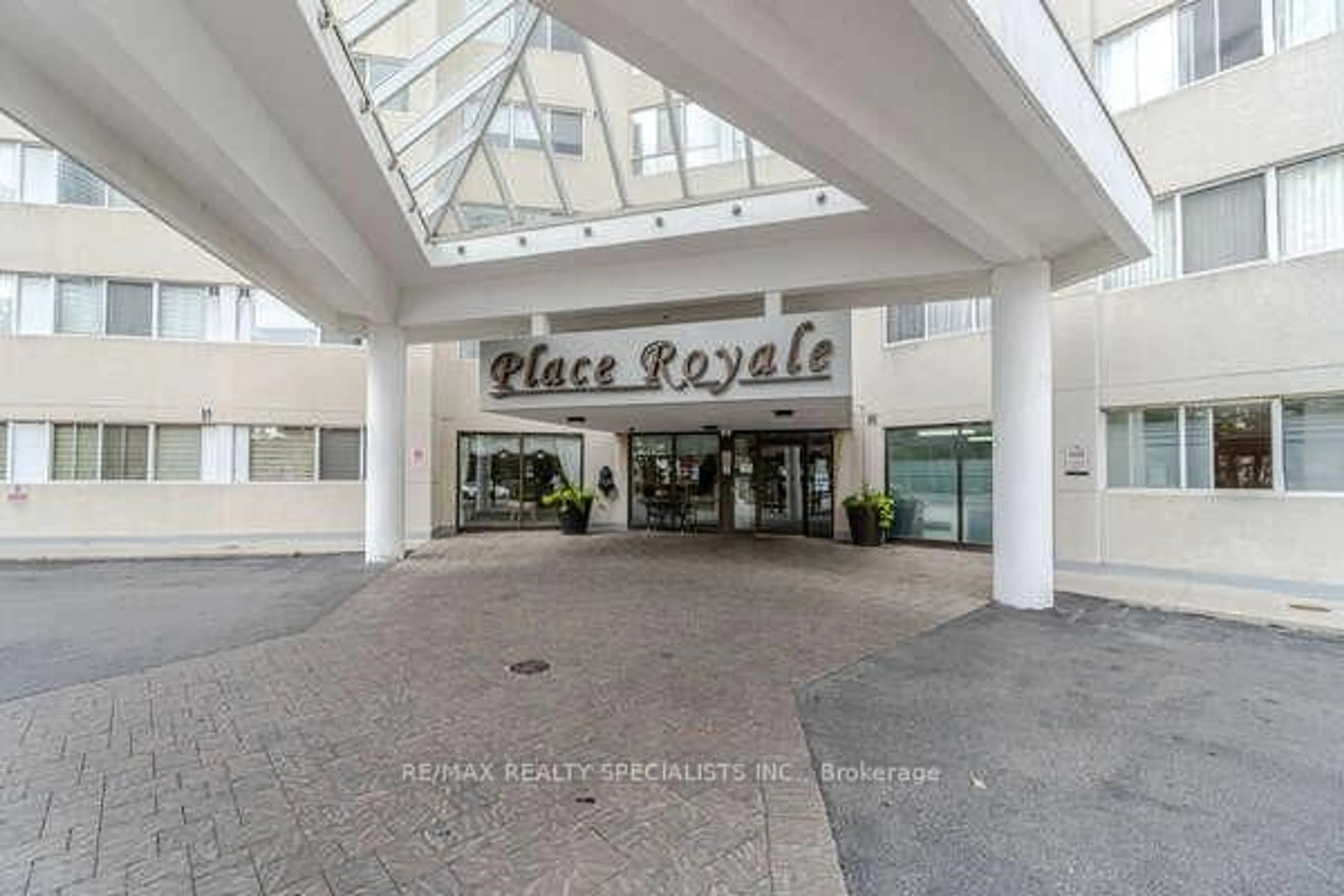 Indoor foyer for 3695 Kaneff Cres #1602, Mississauga Ontario L5A 4B6