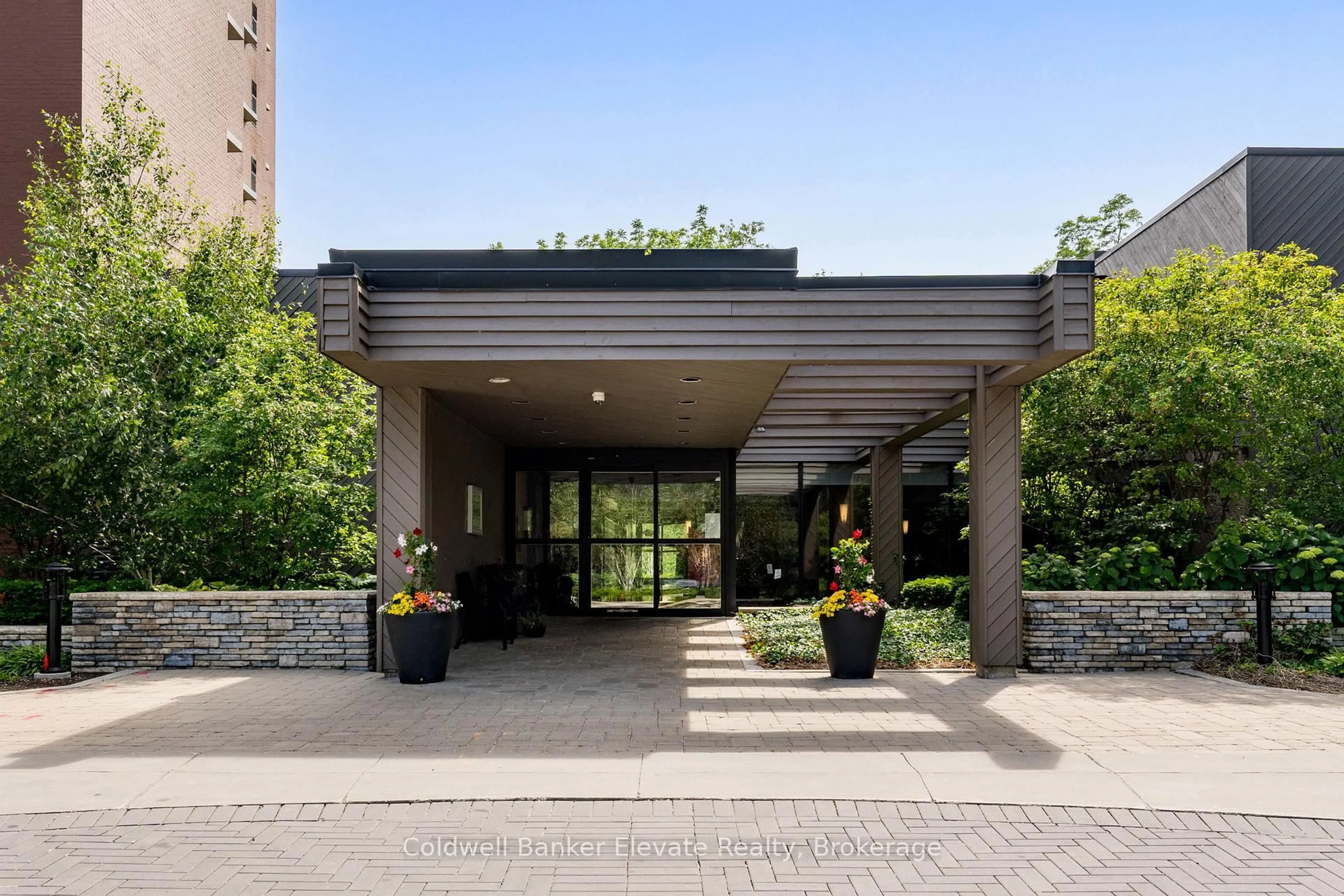 Indoor foyer for 1400 Dixie Rd #807, Mississauga Ontario L5E 3E1