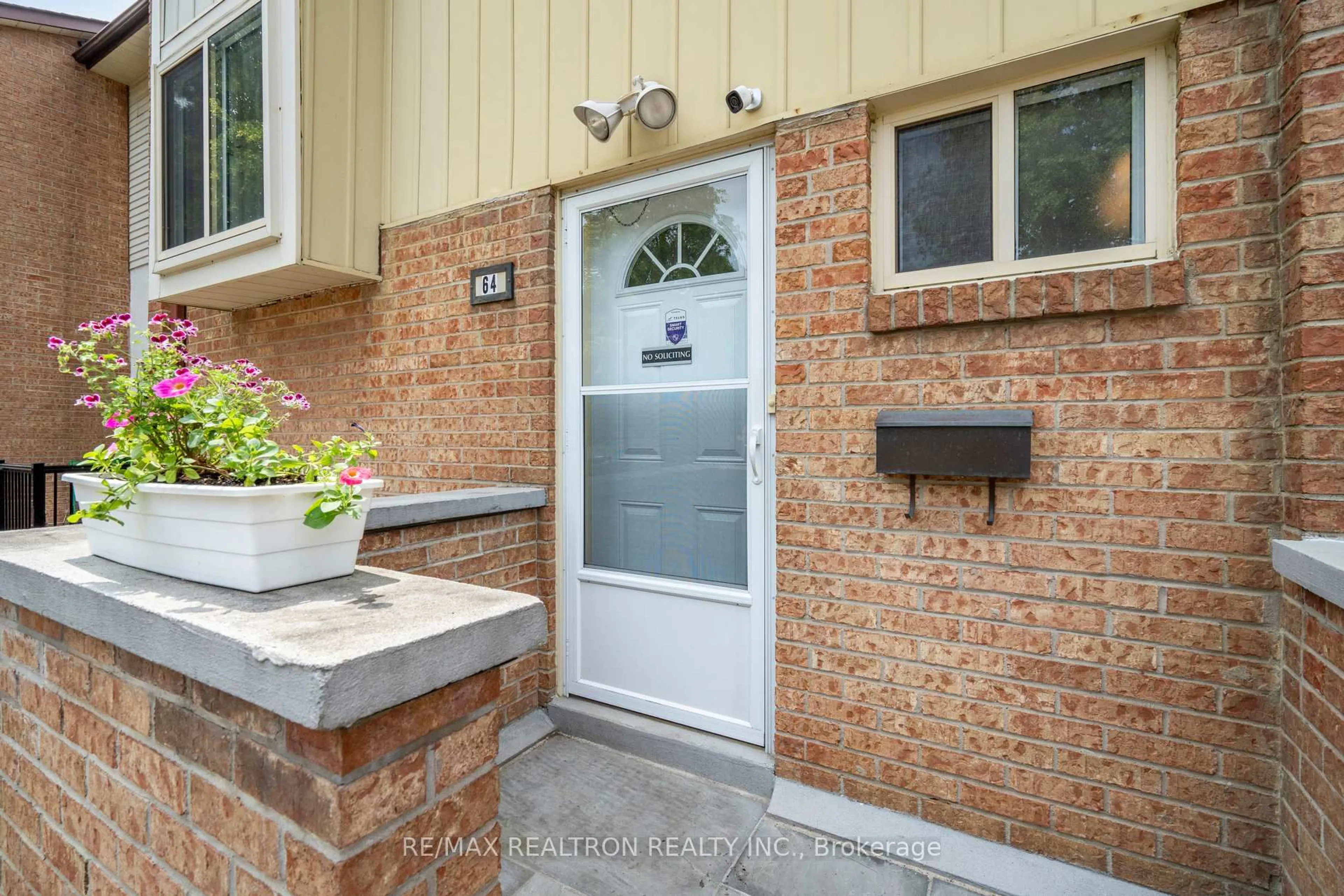Indoor entryway for 64 Baronwood Crt #64, Brampton Ontario L6V 3H7