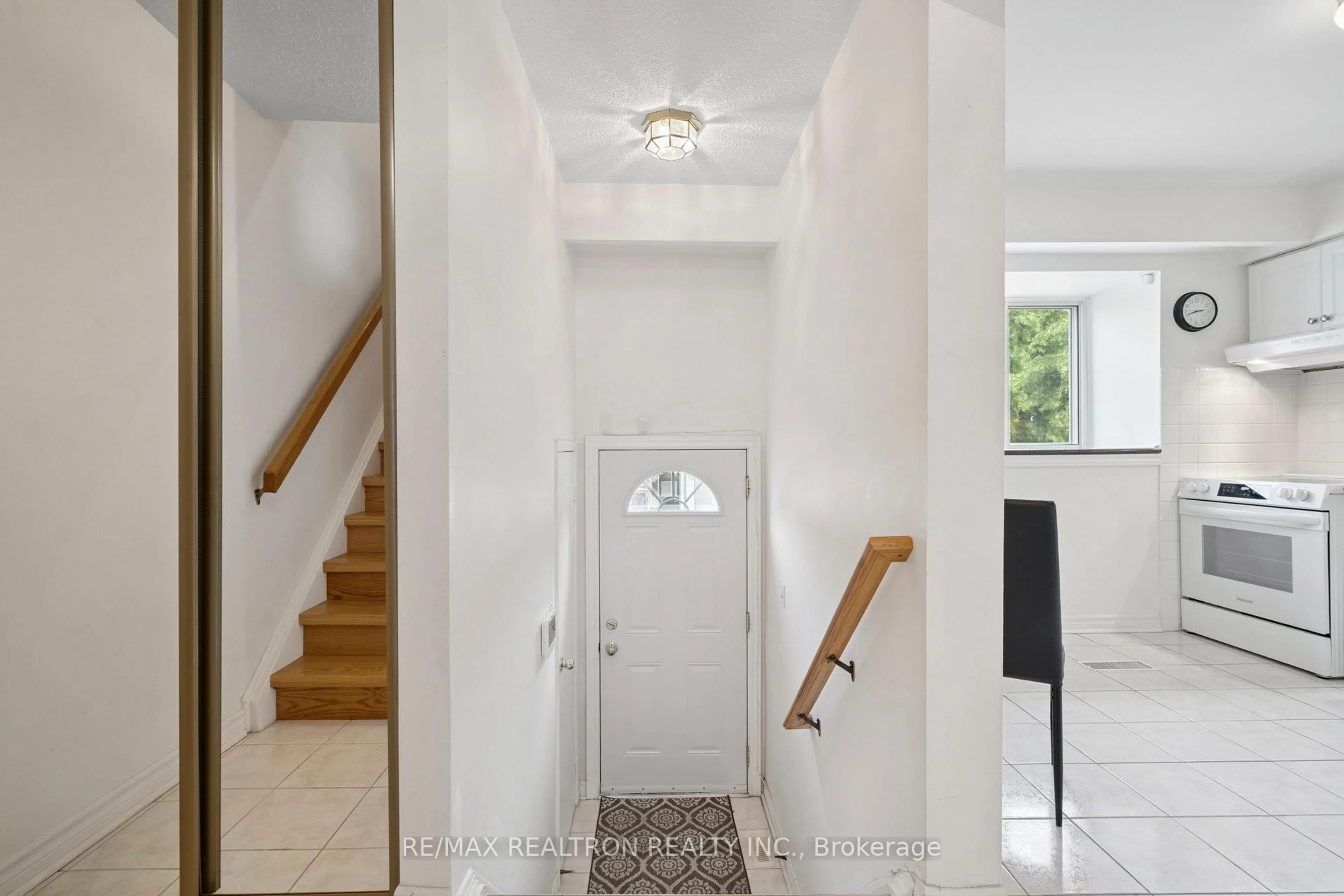 Indoor foyer for 64 Baronwood Crt #64, Brampton Ontario L6V 3H7