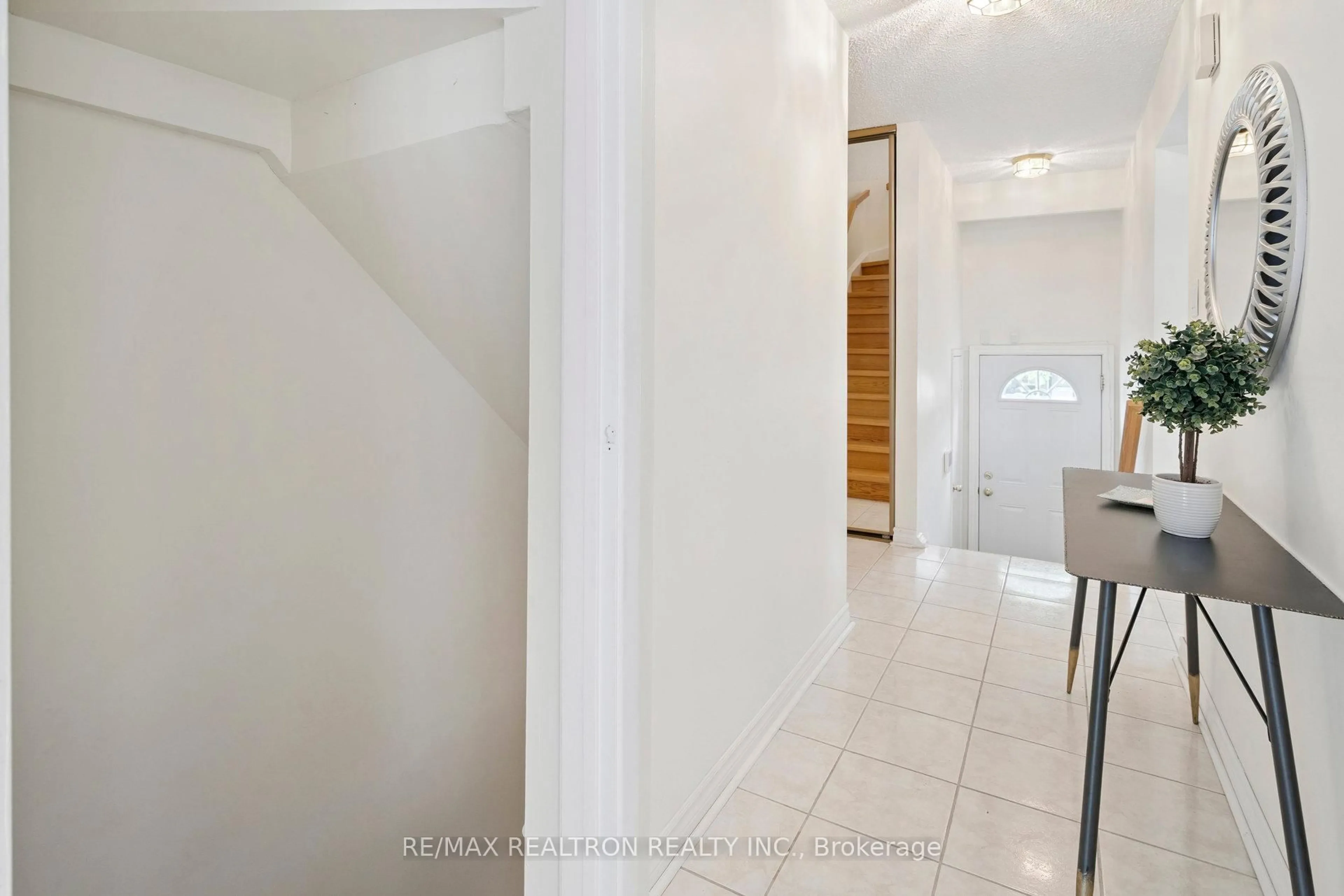 Indoor entryway for 64 Baronwood Crt #64, Brampton Ontario L6V 3H7