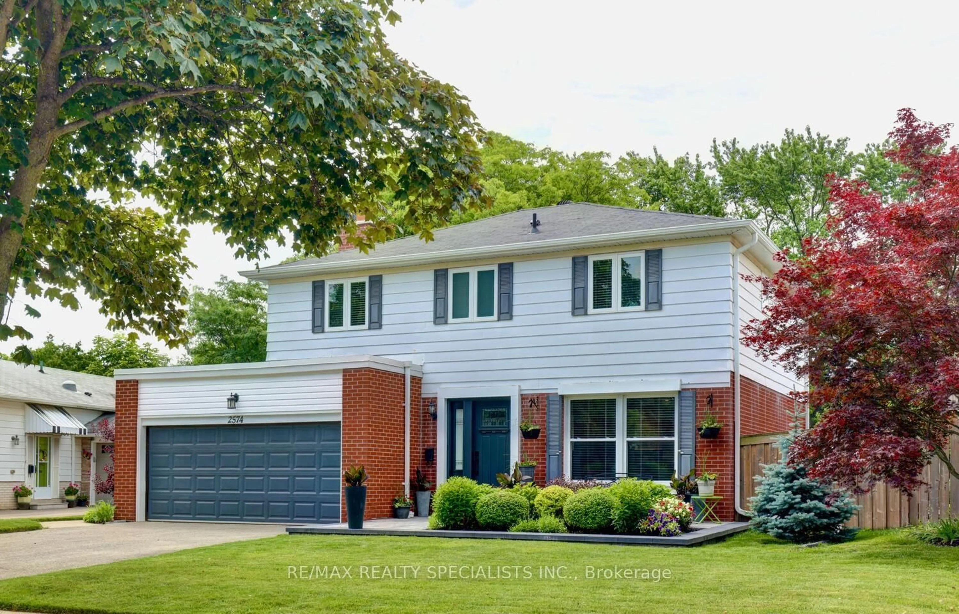 Home with vinyl exterior material, street for 2574 Homelands Dr, Mississauga Ontario L5K 1H6