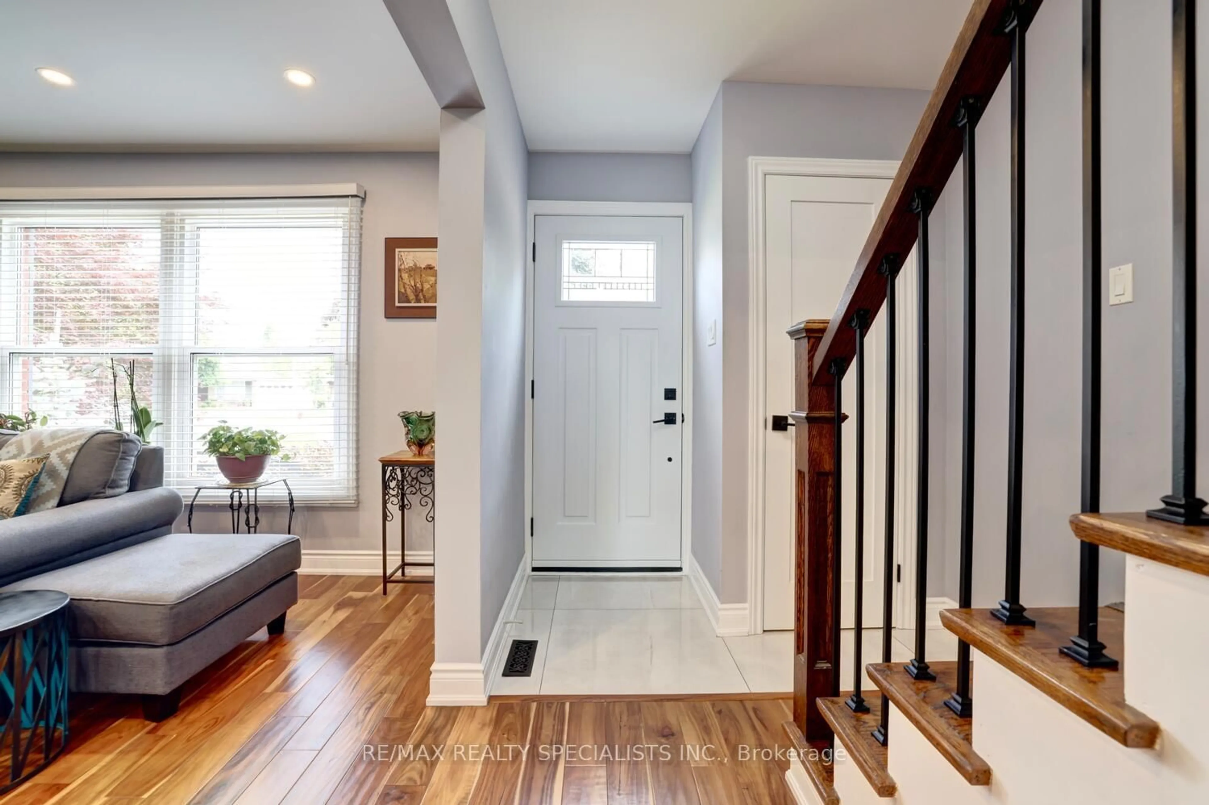 Indoor entryway for 2574 Homelands Dr, Mississauga Ontario L5K 1H6