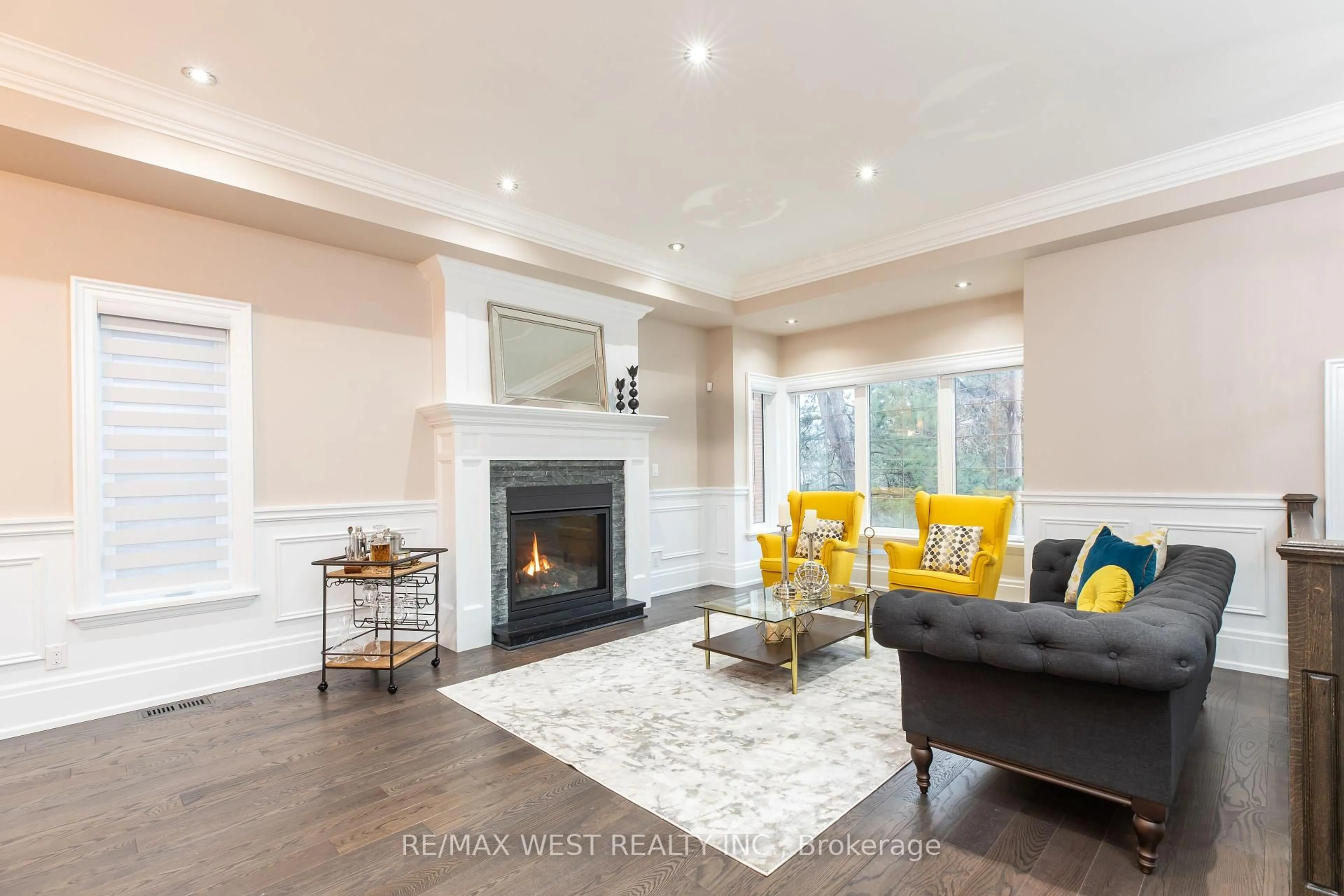 Living room with furniture, wood/laminate floor for 91B Park St, Mississauga Ontario L5H 1L2