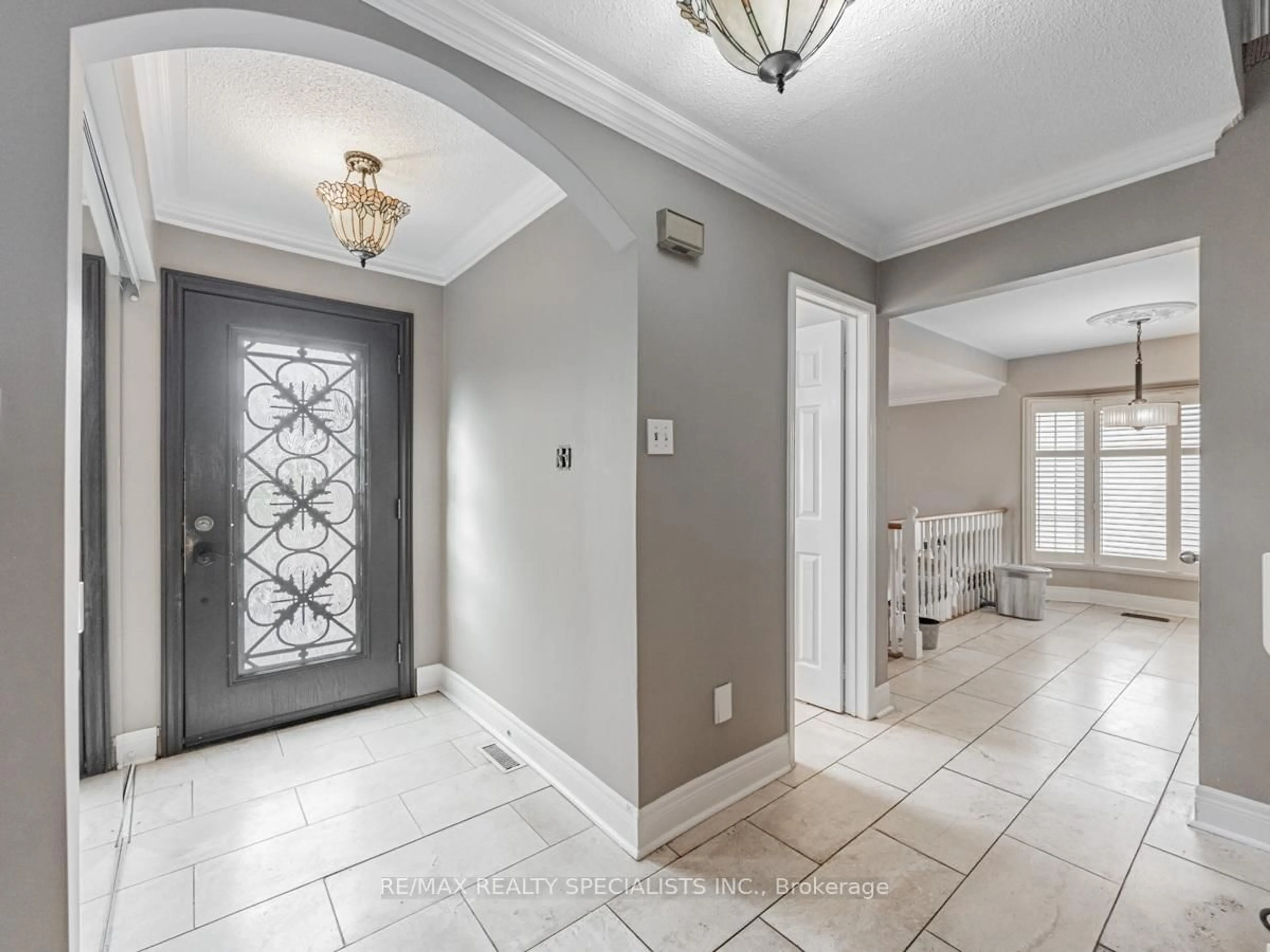 Indoor entryway for 245 Kingsbridge Gdns, Mississauga Ontario L5R 1L4