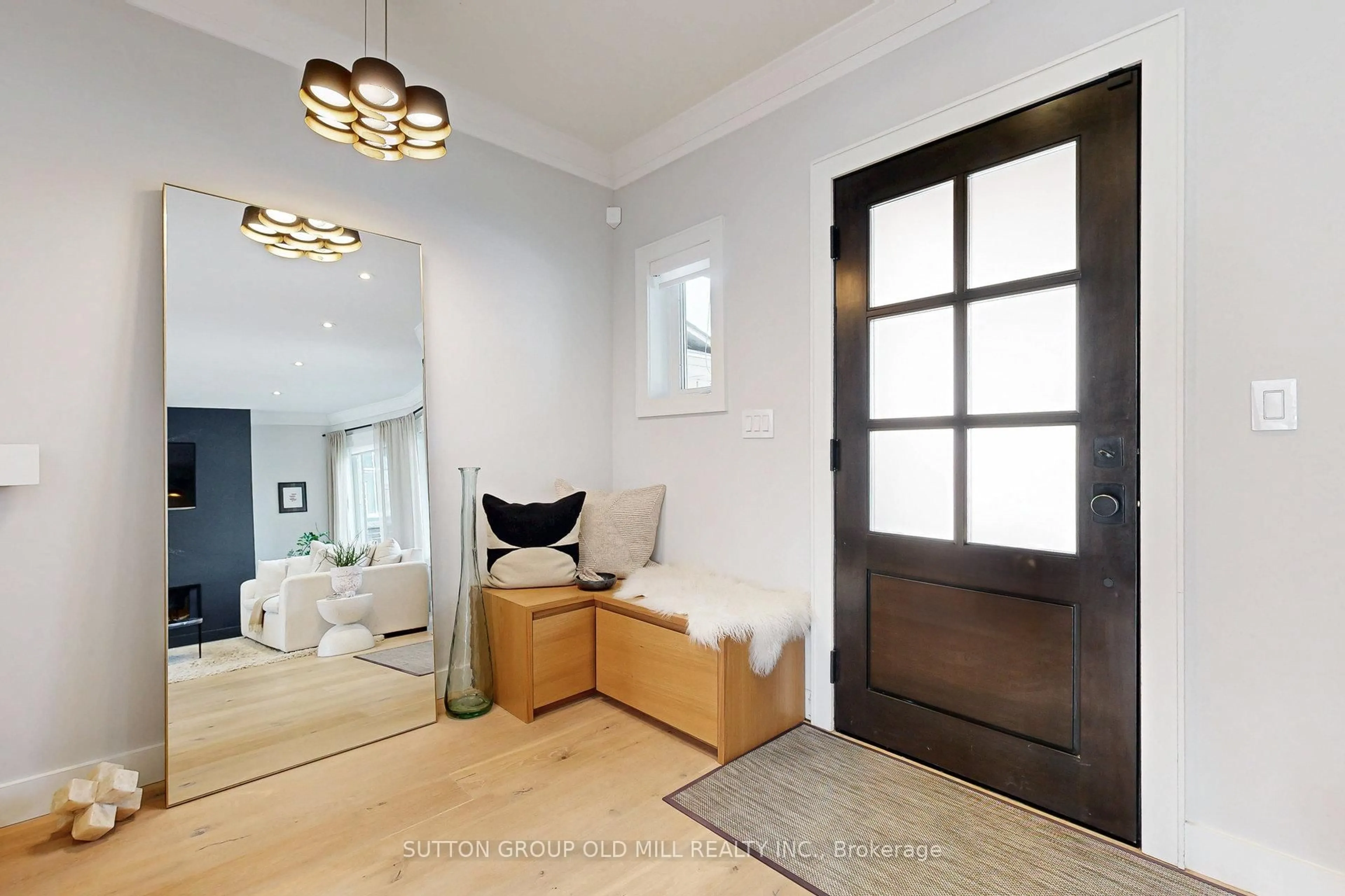 Indoor entryway for 17 Grafton Ave, Toronto Ontario M6R 1C3