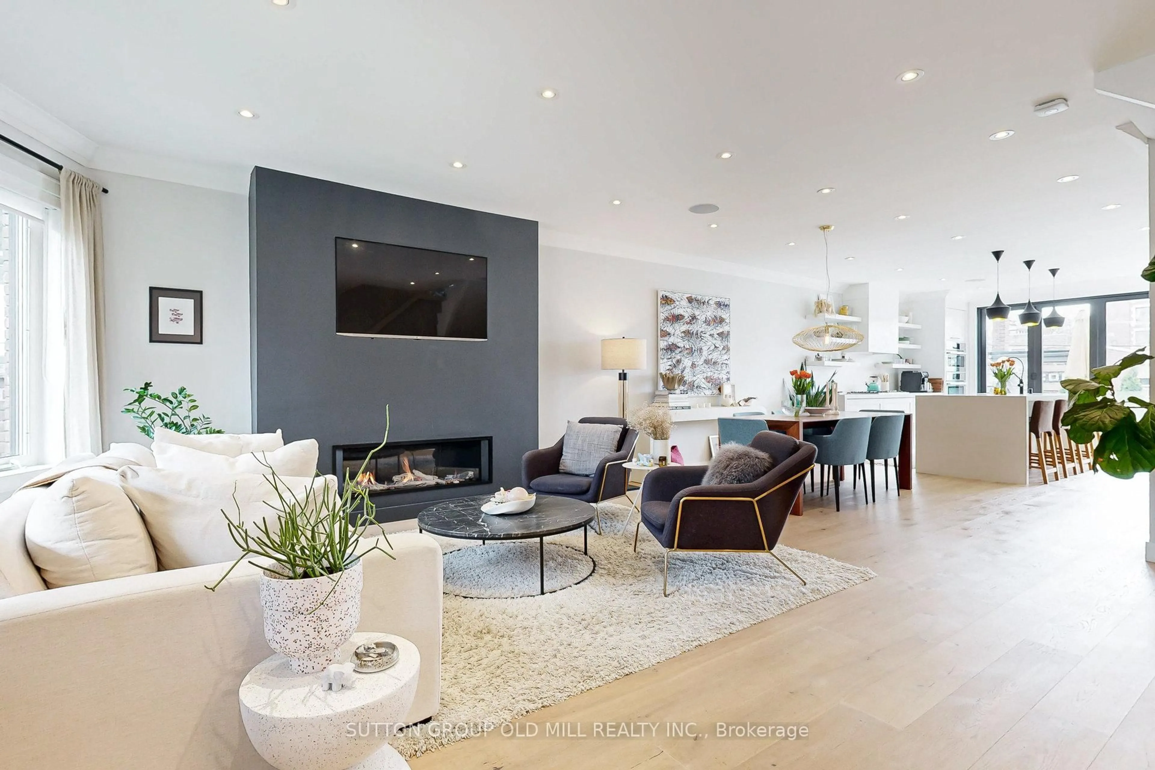 Living room with furniture, unknown for 17 Grafton Ave, Toronto Ontario M6R 1C3