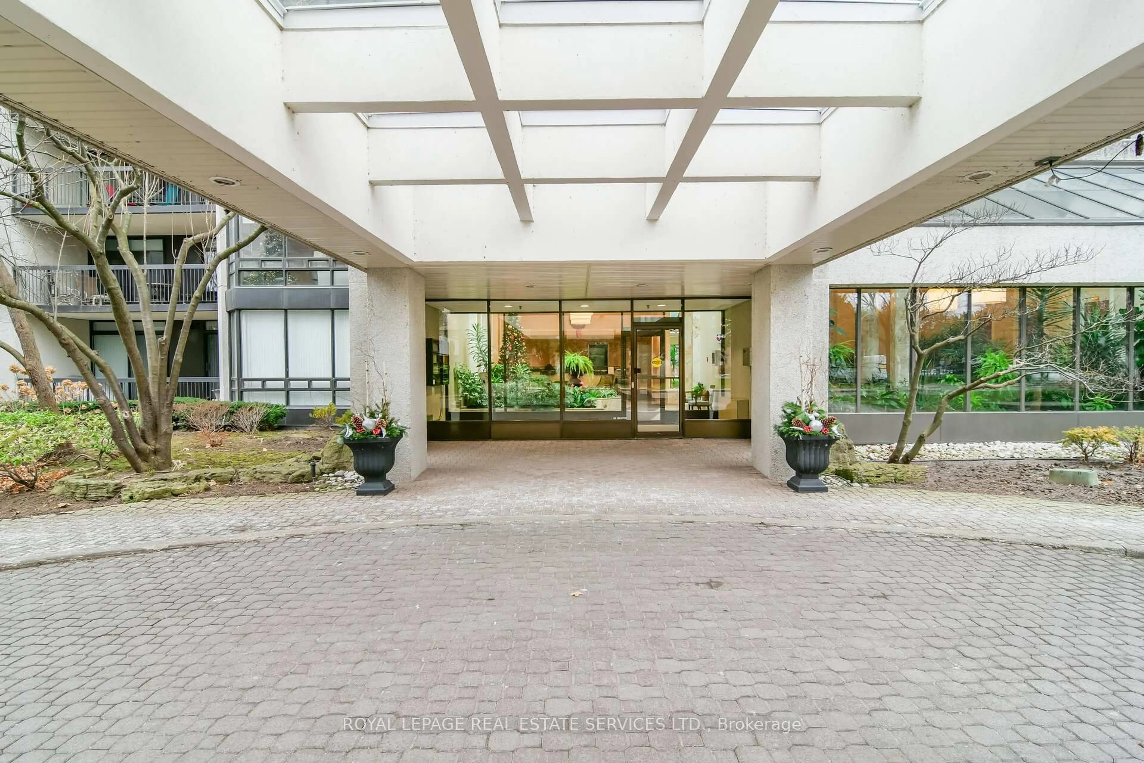 Indoor foyer for 2180 Marine Dr #306, Oakville Ontario L6L 5V2
