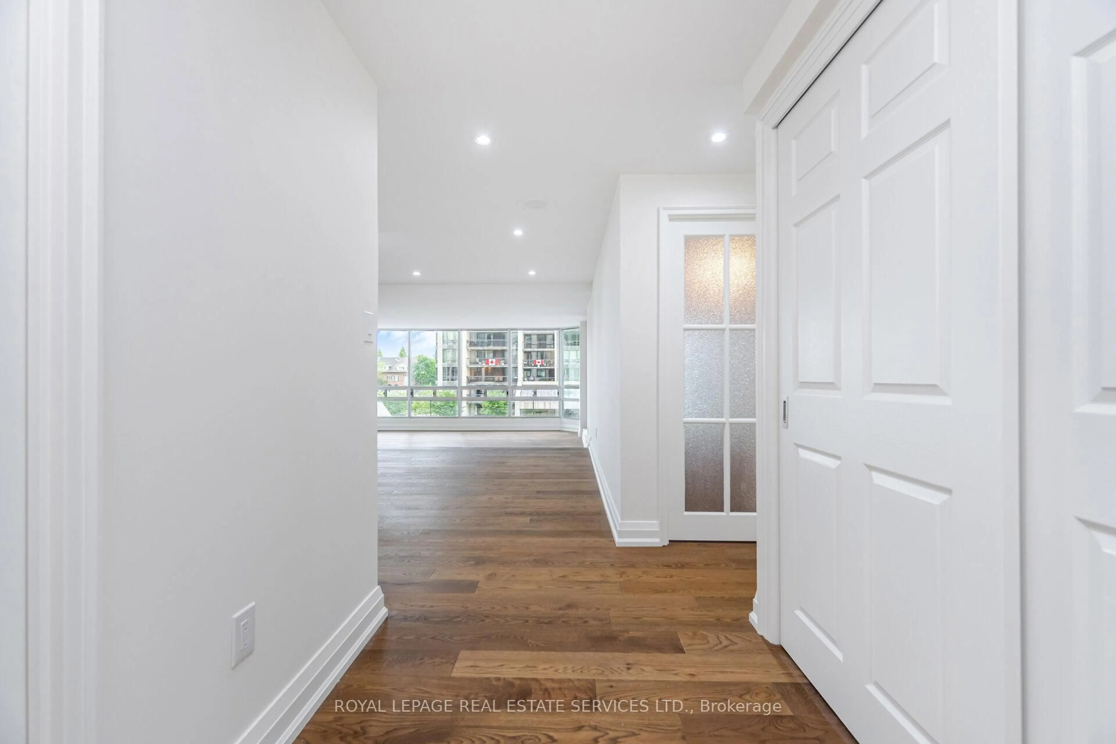 Indoor entryway for 2180 Marine Dr #306, Oakville Ontario L6L 5V2