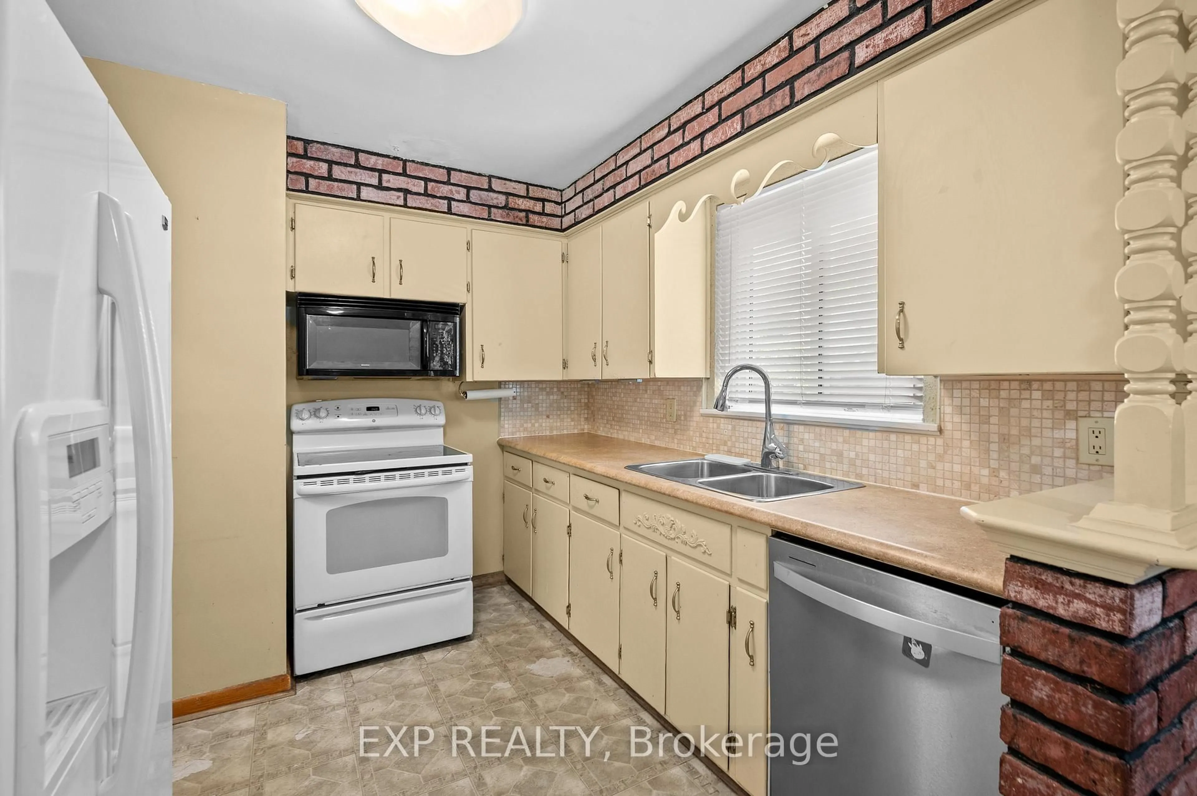 Standard kitchen, ceramic/tile floor for 2376 Grenallen Dr, Burlington Ontario L7P 1V9