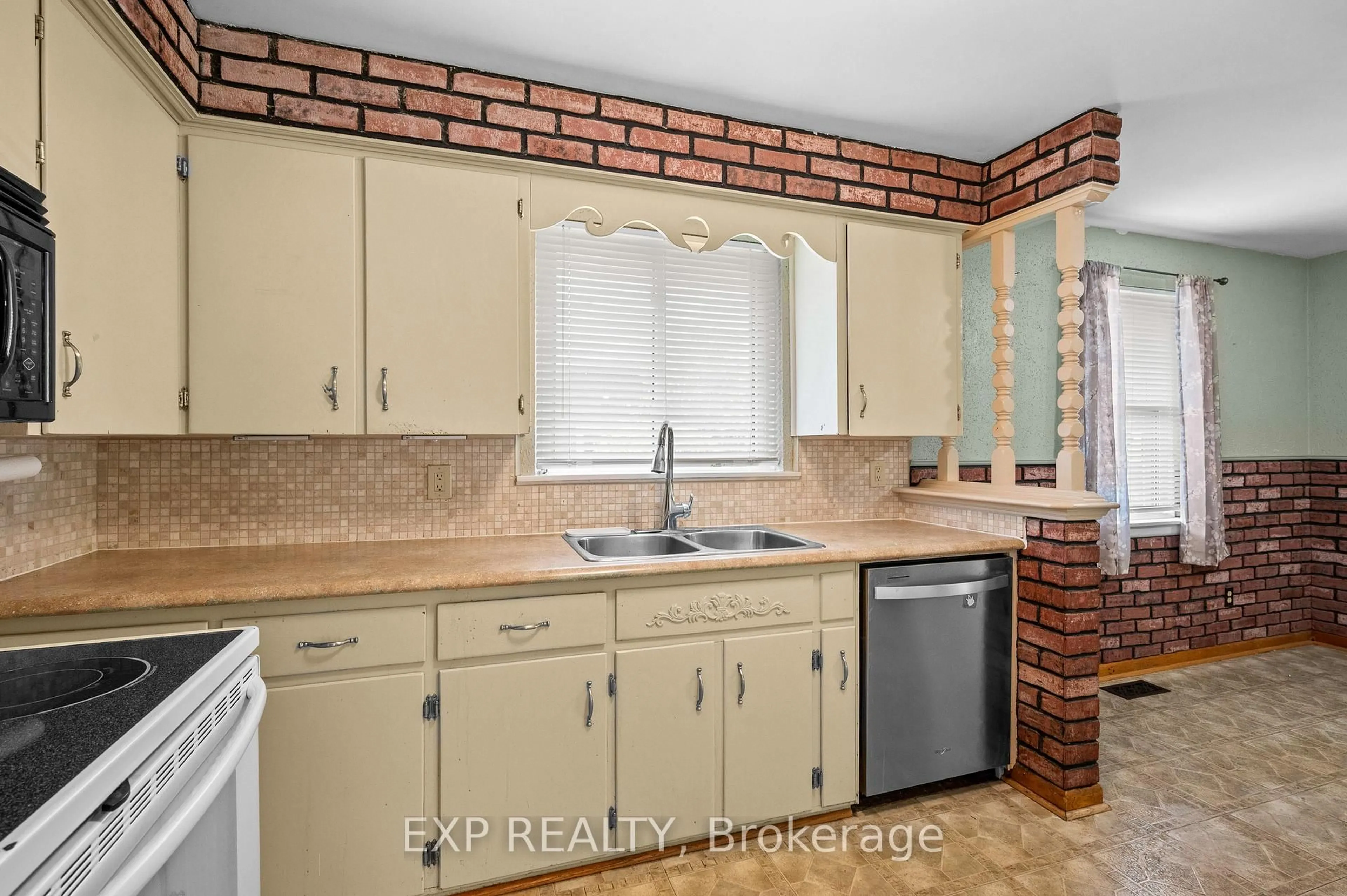 Standard kitchen, ceramic/tile floor for 2376 Grenallen Dr, Burlington Ontario L7P 1V9