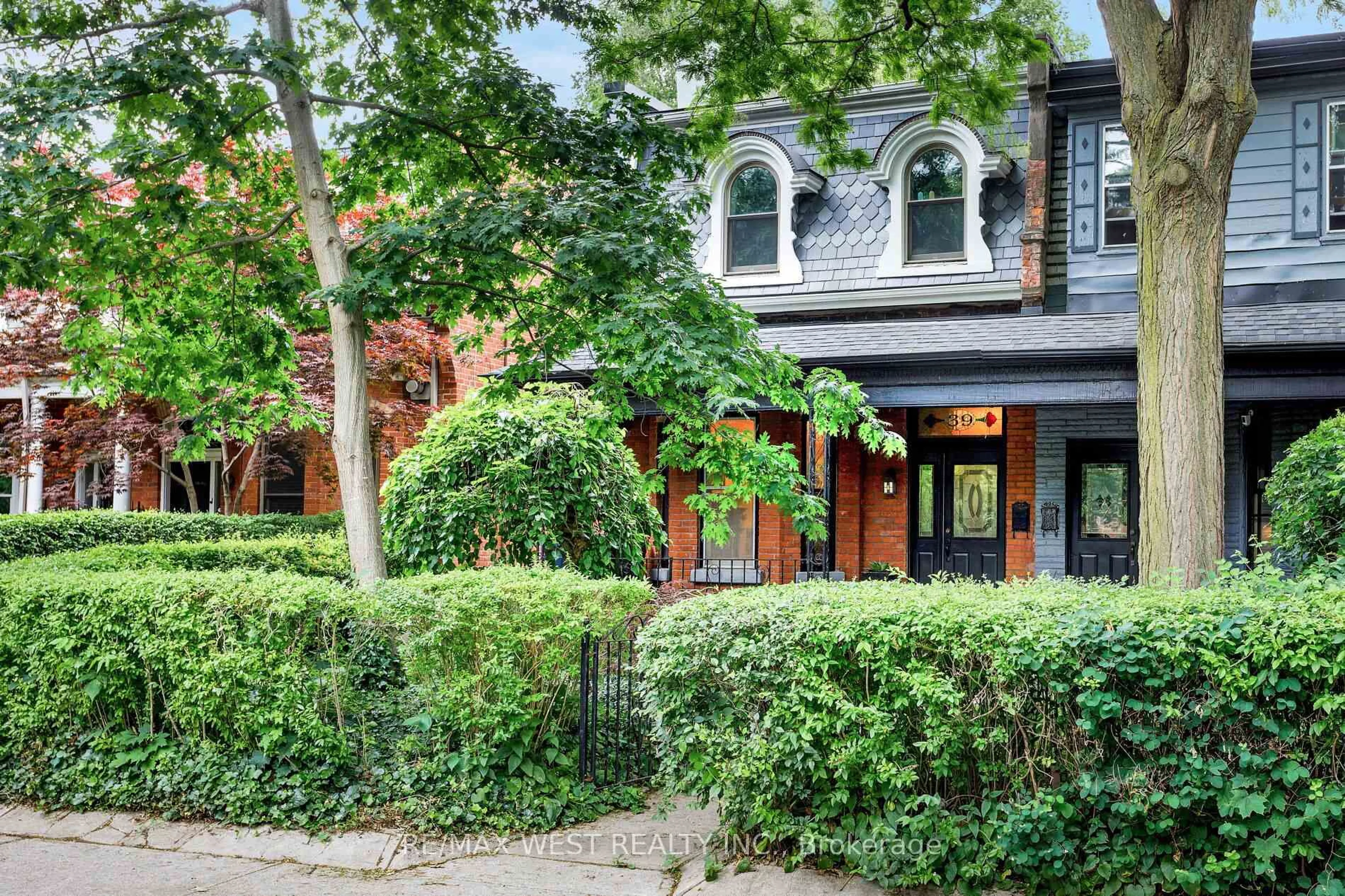 Home with brick exterior material, street for 39 Melbourne Ave, Toronto Ontario M6K 1K4