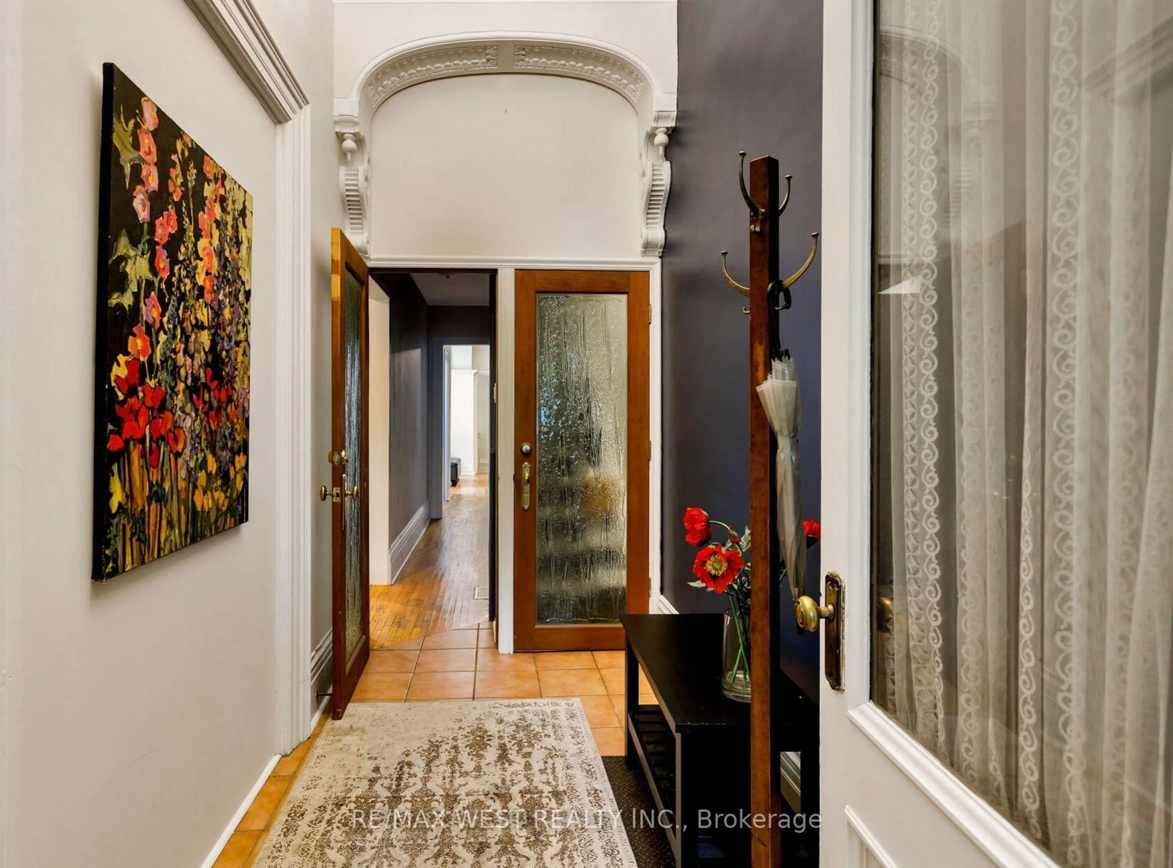 Indoor entryway for 39 Melbourne Ave, Toronto Ontario M6K 1K4