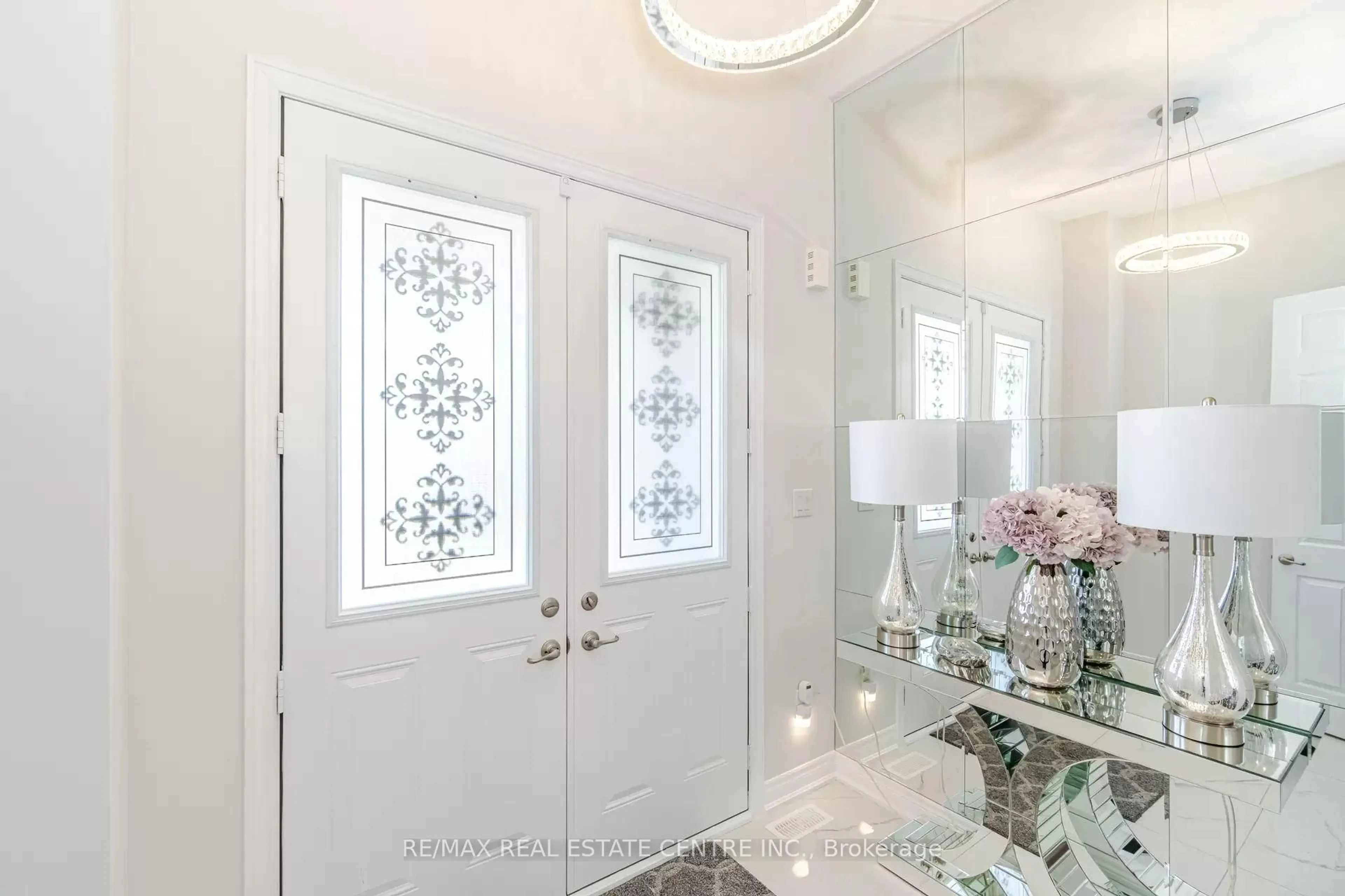 Indoor entryway for 9 Calico Crt, Halton Hills Ontario L7G 0M1