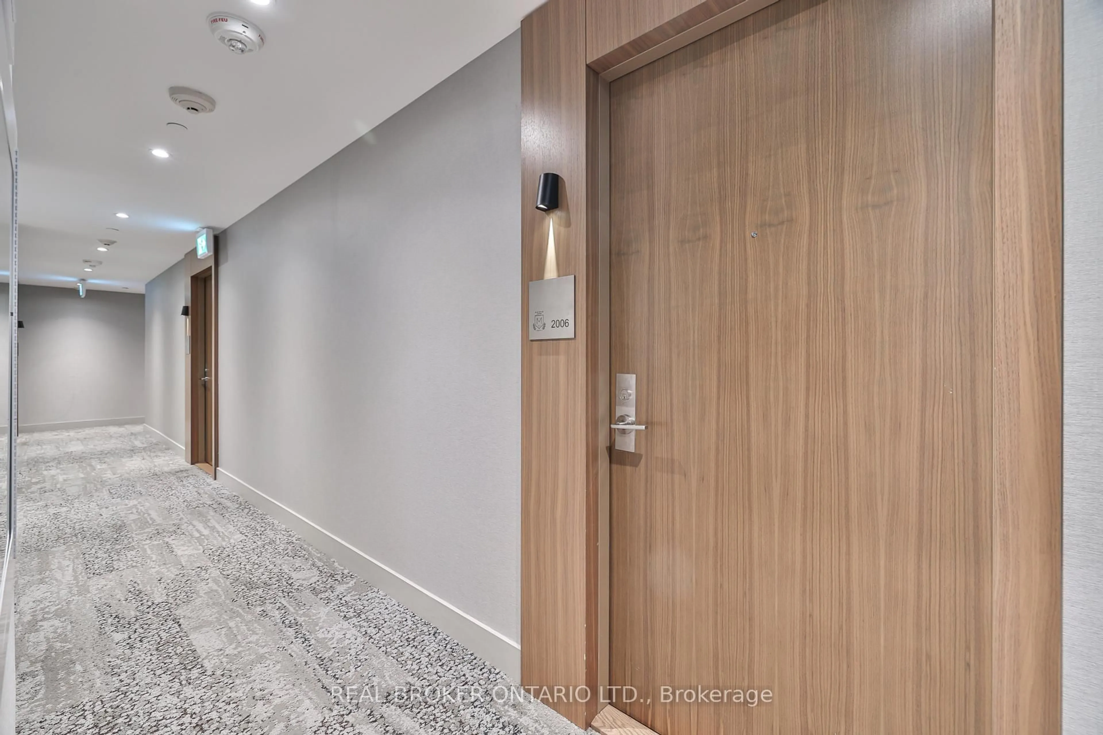 Indoor foyer for 1926 Lake Shore Blvd #2006, Toronto Ontario M6S 1A1