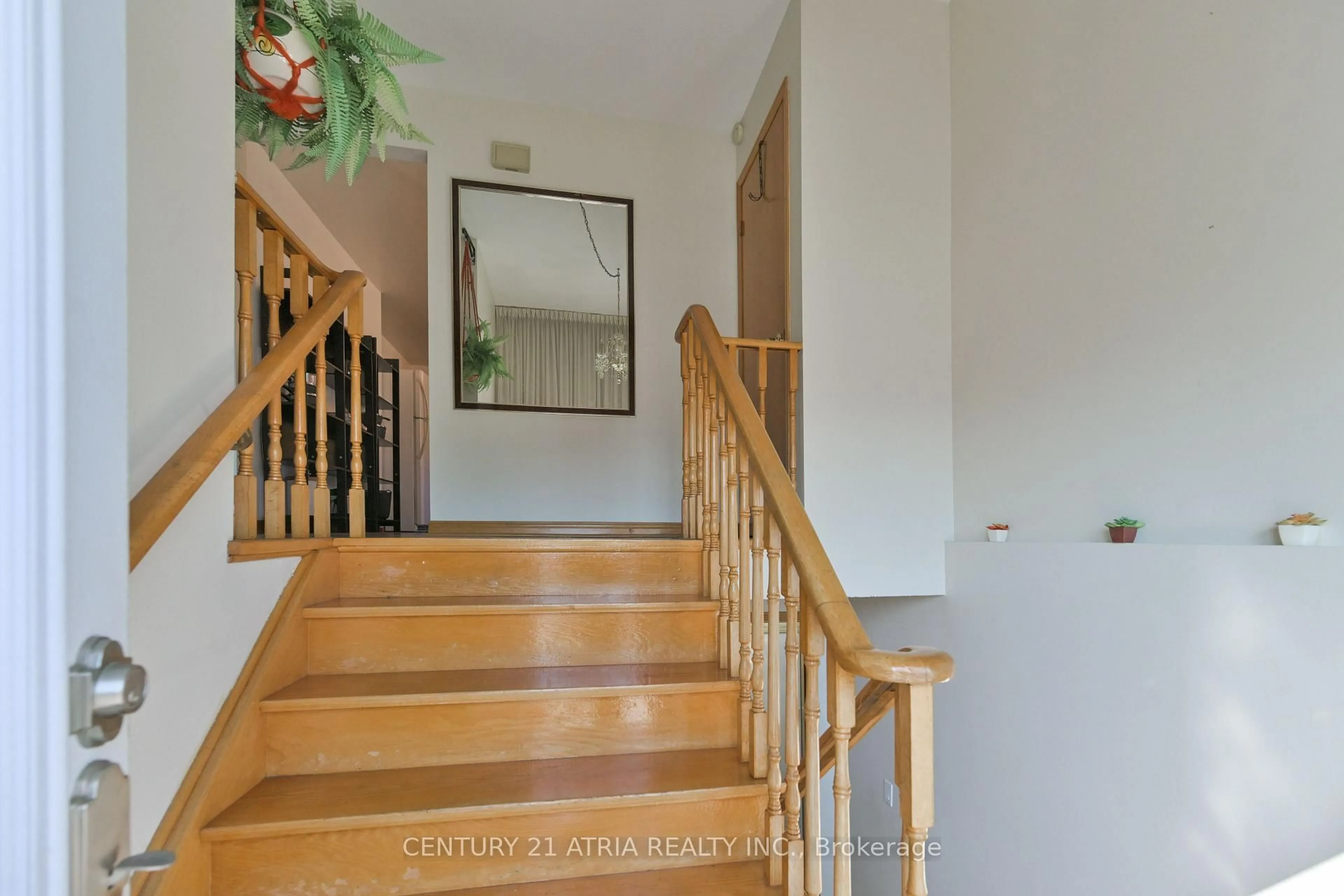 Indoor foyer for 46 John Lindsay Crt, Toronto Ontario M3L 2K1