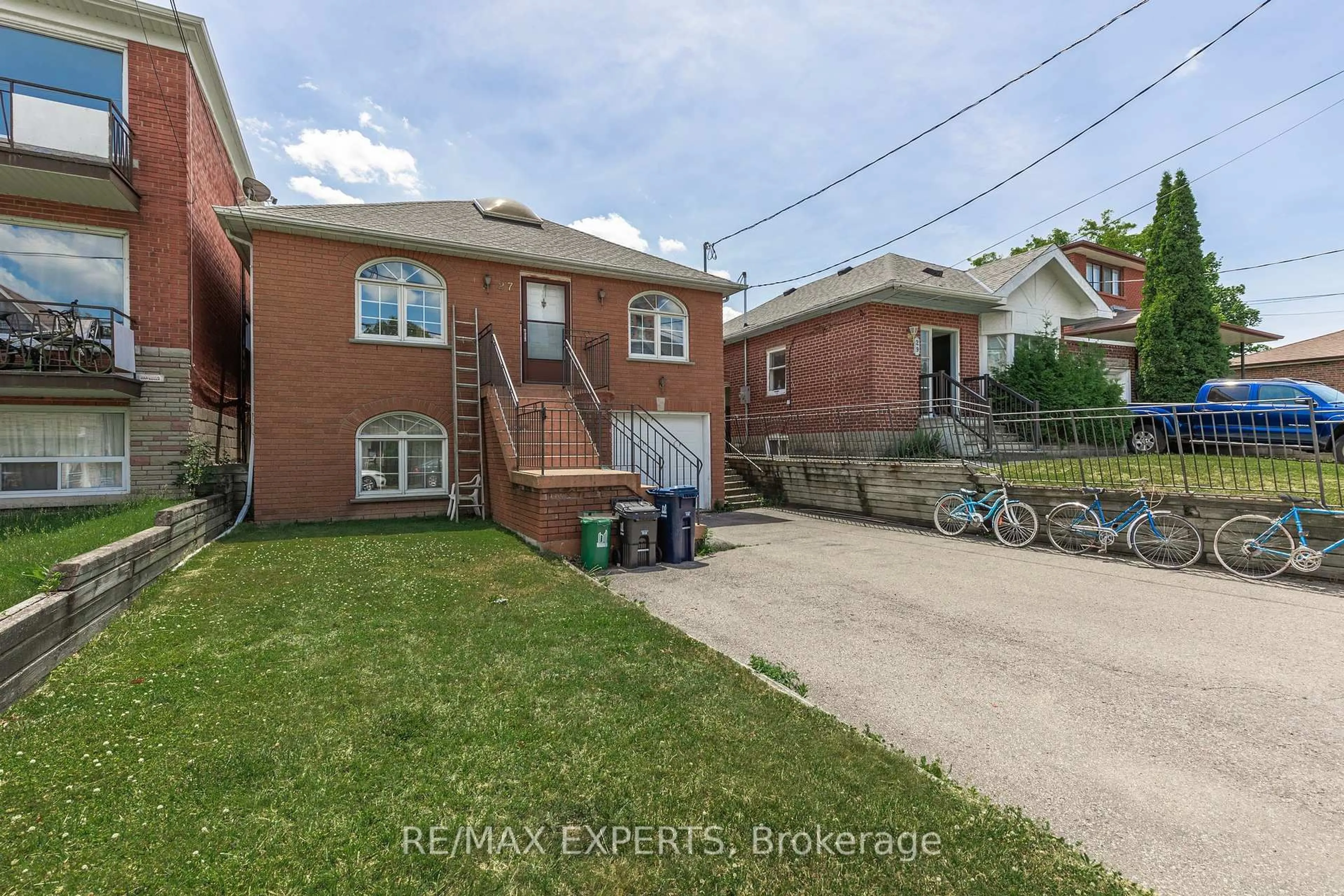 A pic from outside/outdoor area/front of a property/back of a property/a pic from drone, street for 27 Venn Cres, Toronto Ontario M6M 1S5