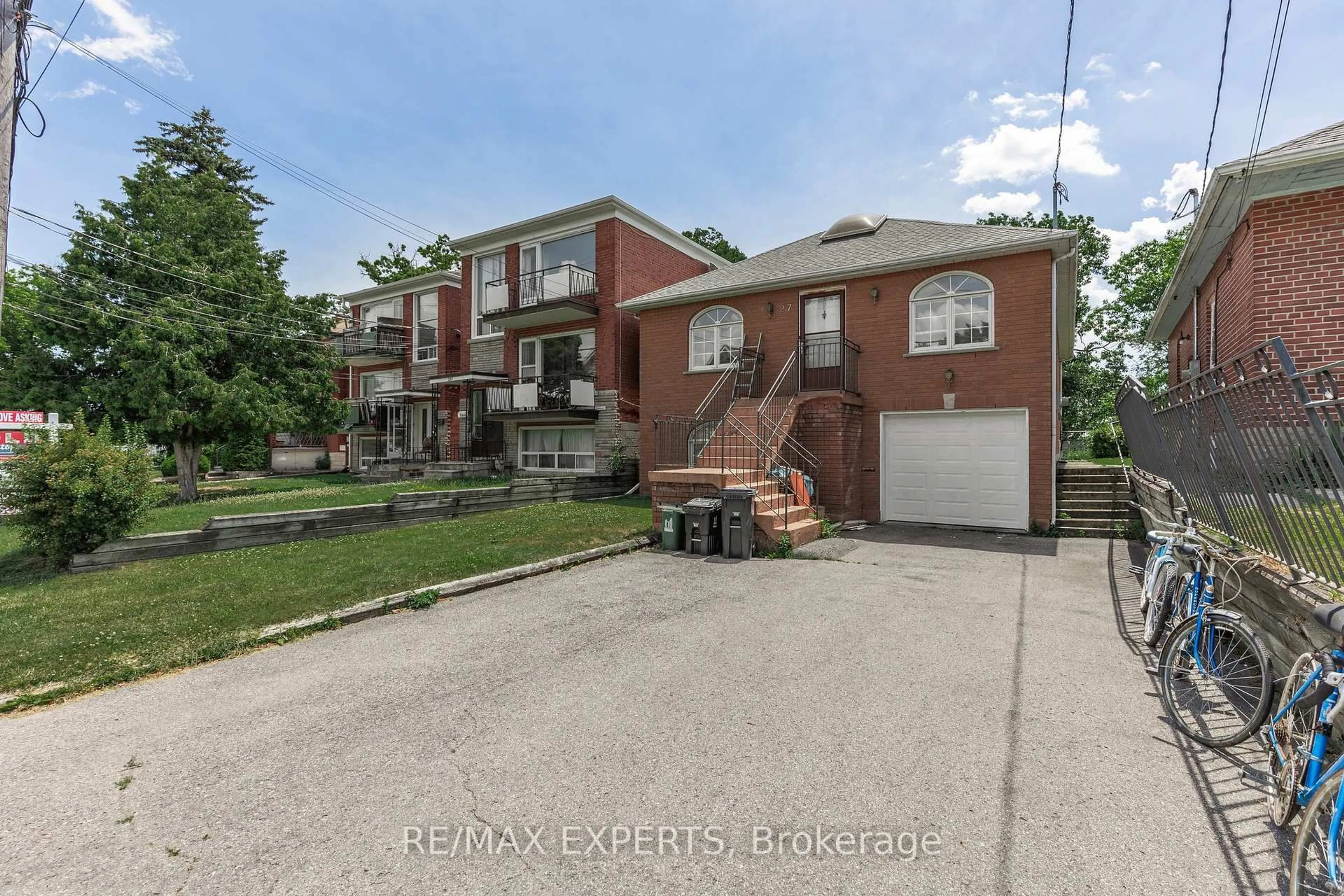A pic from outside/outdoor area/front of a property/back of a property/a pic from drone, street for 27 Venn Cres, Toronto Ontario M6M 1S5