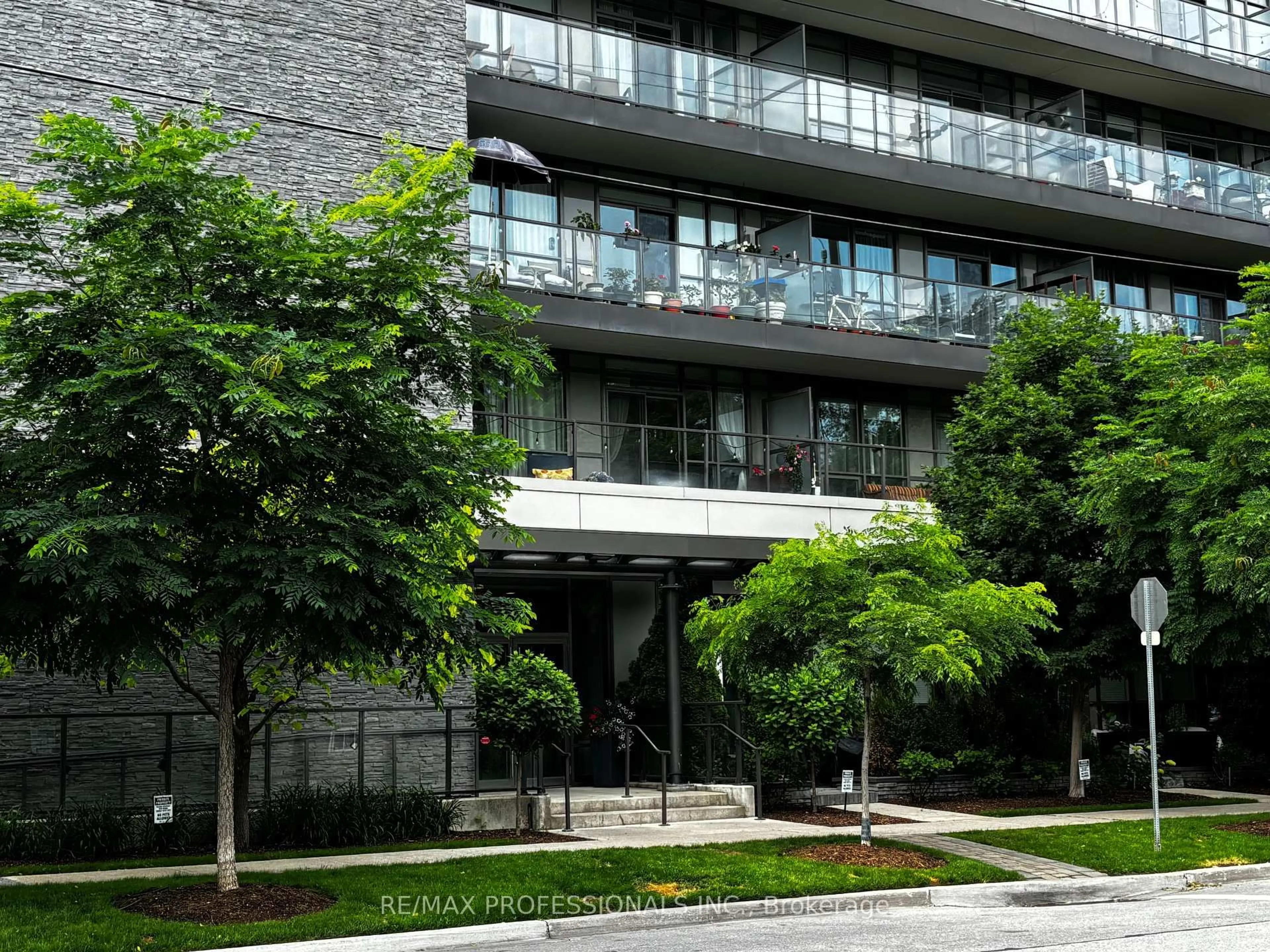 Indoor foyer for 8 Fieldway Rd #303, Toronto Ontario M8Z 0C3