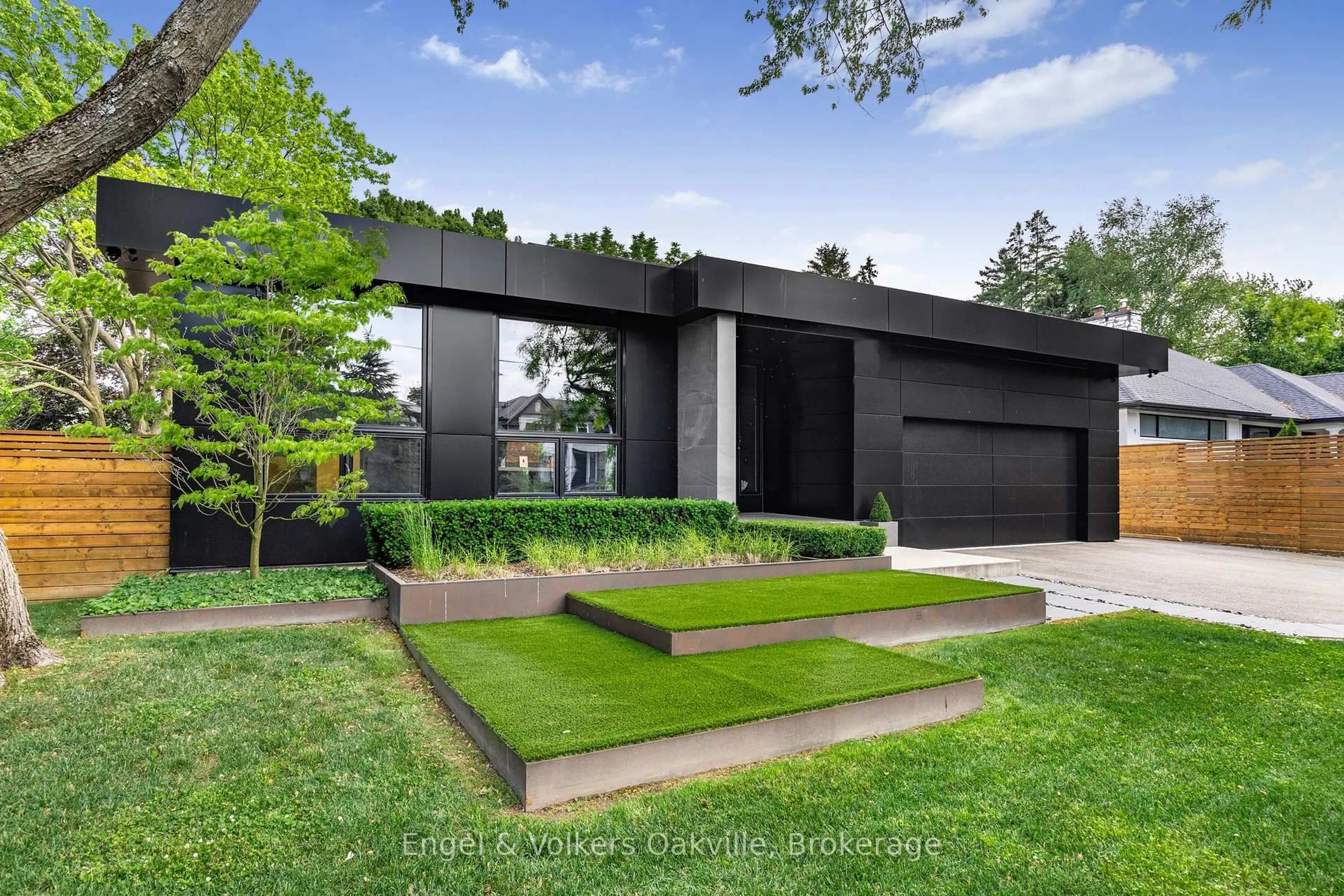 Home with brick exterior material, unknown for 1516 Duncan Rd, Oakville Ontario L6J 2R3