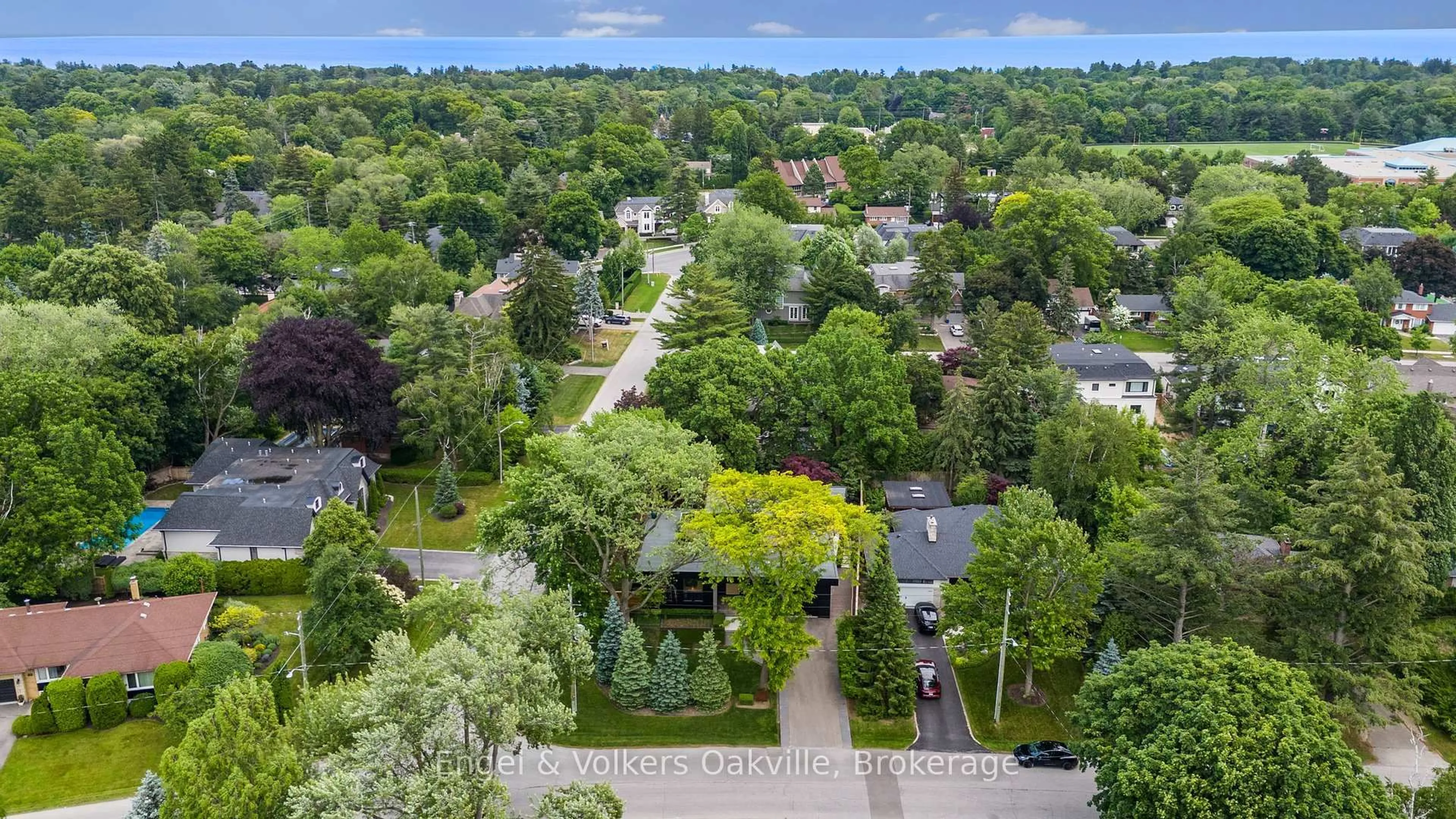 A pic from outside/outdoor area/front of a property/back of a property/a pic from drone, street for 1516 Duncan Rd, Oakville Ontario L6J 2R3