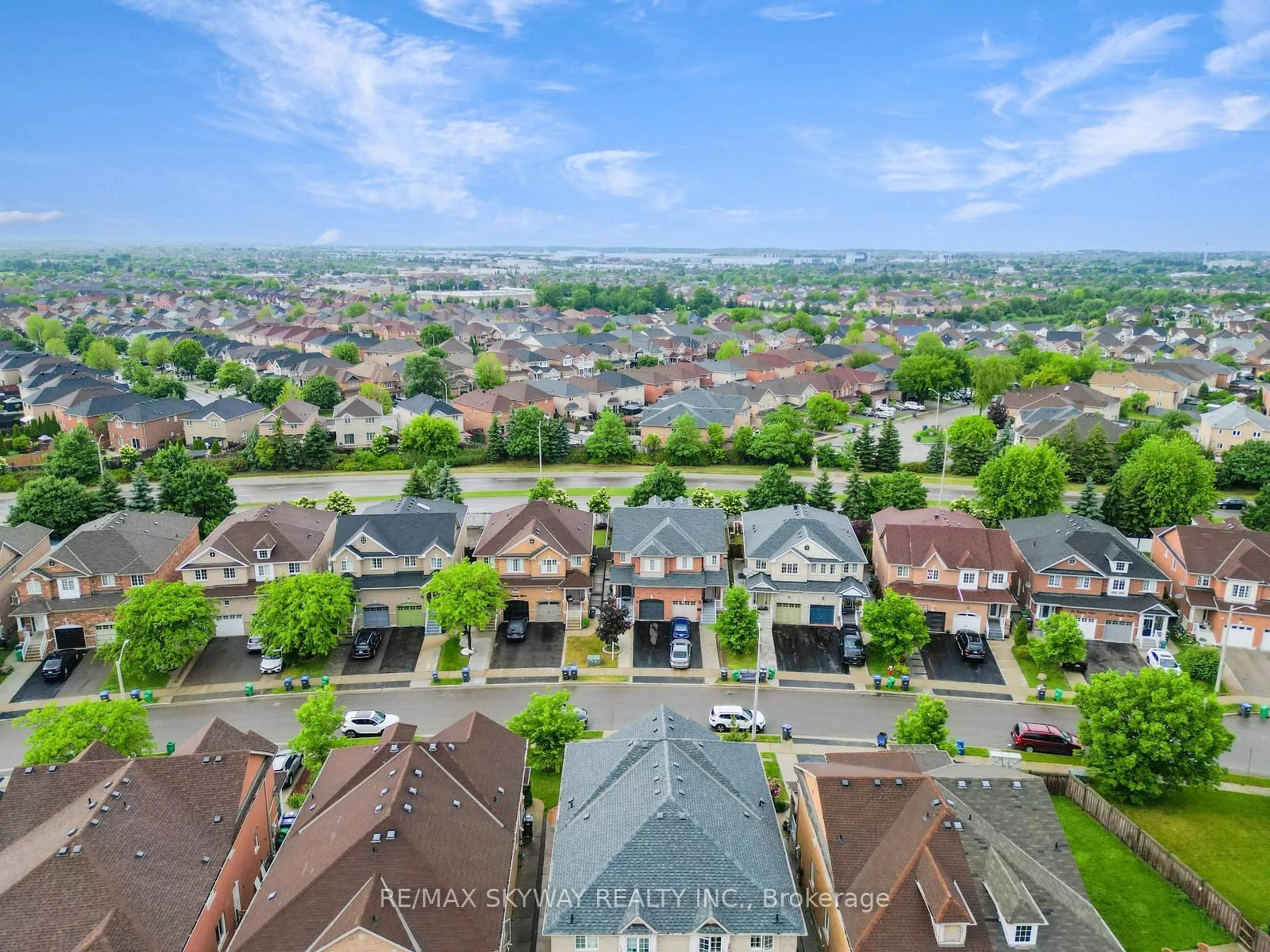 A pic from outside/outdoor area/front of a property/back of a property/a pic from drone, city buildings view from balcony for 38 Rotunda St, Brampton Ontario L6X 5E5