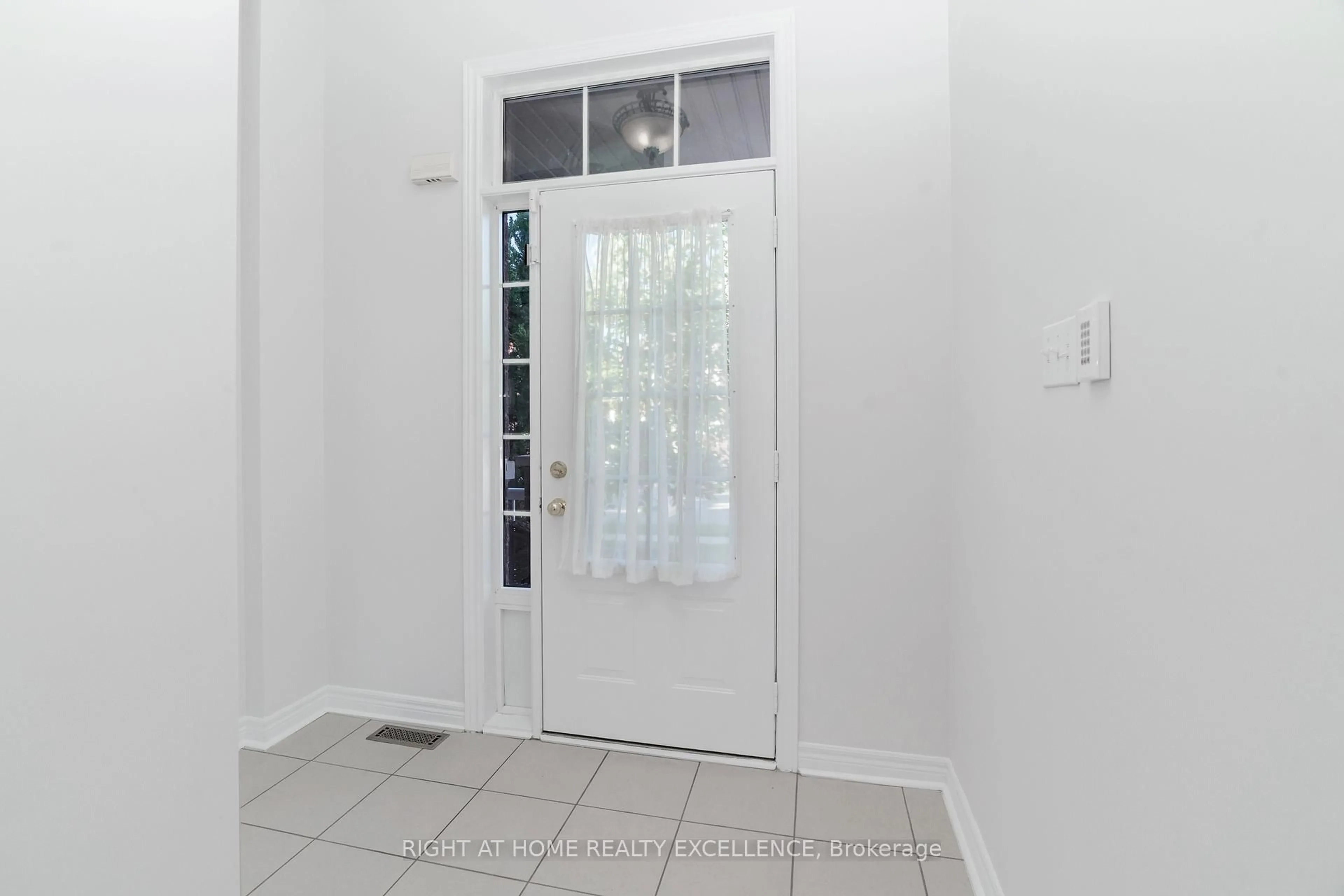 Indoor entryway for 32 Tobermory Cres, Brampton Ontario L6V 4T6