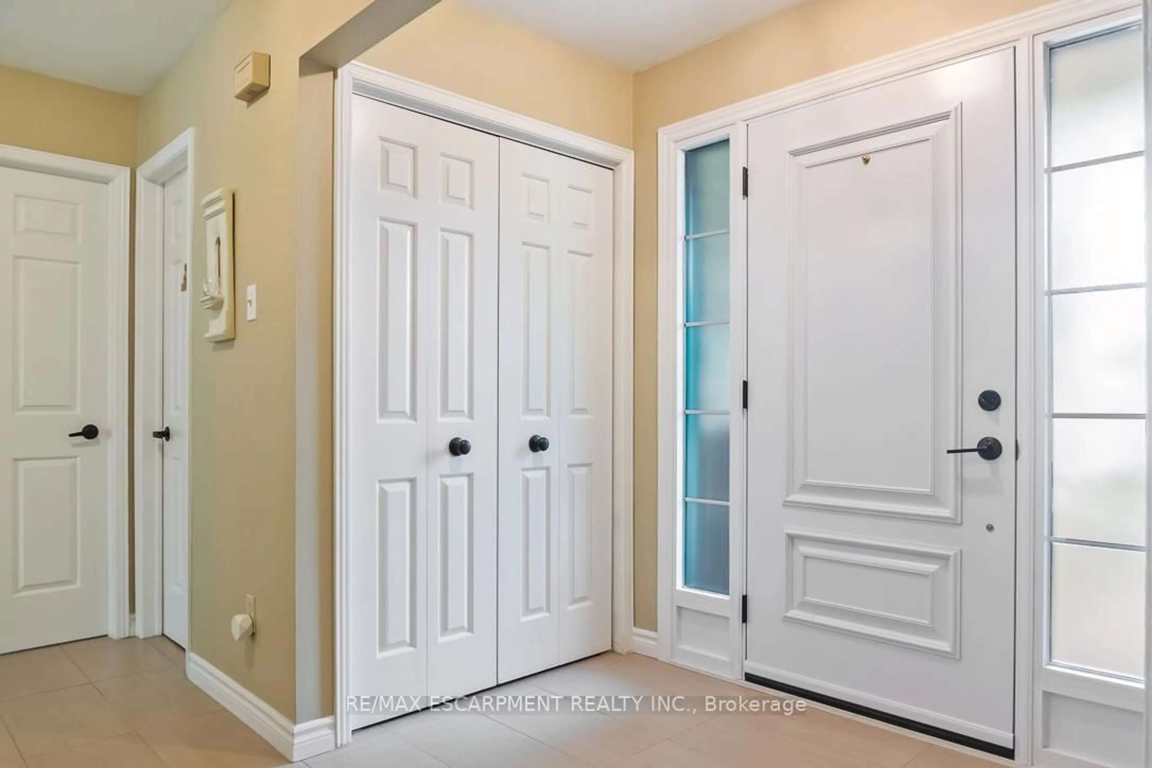 Indoor entryway for 1043 Vanier Dr, Mississauga Ontario L5H 3W8