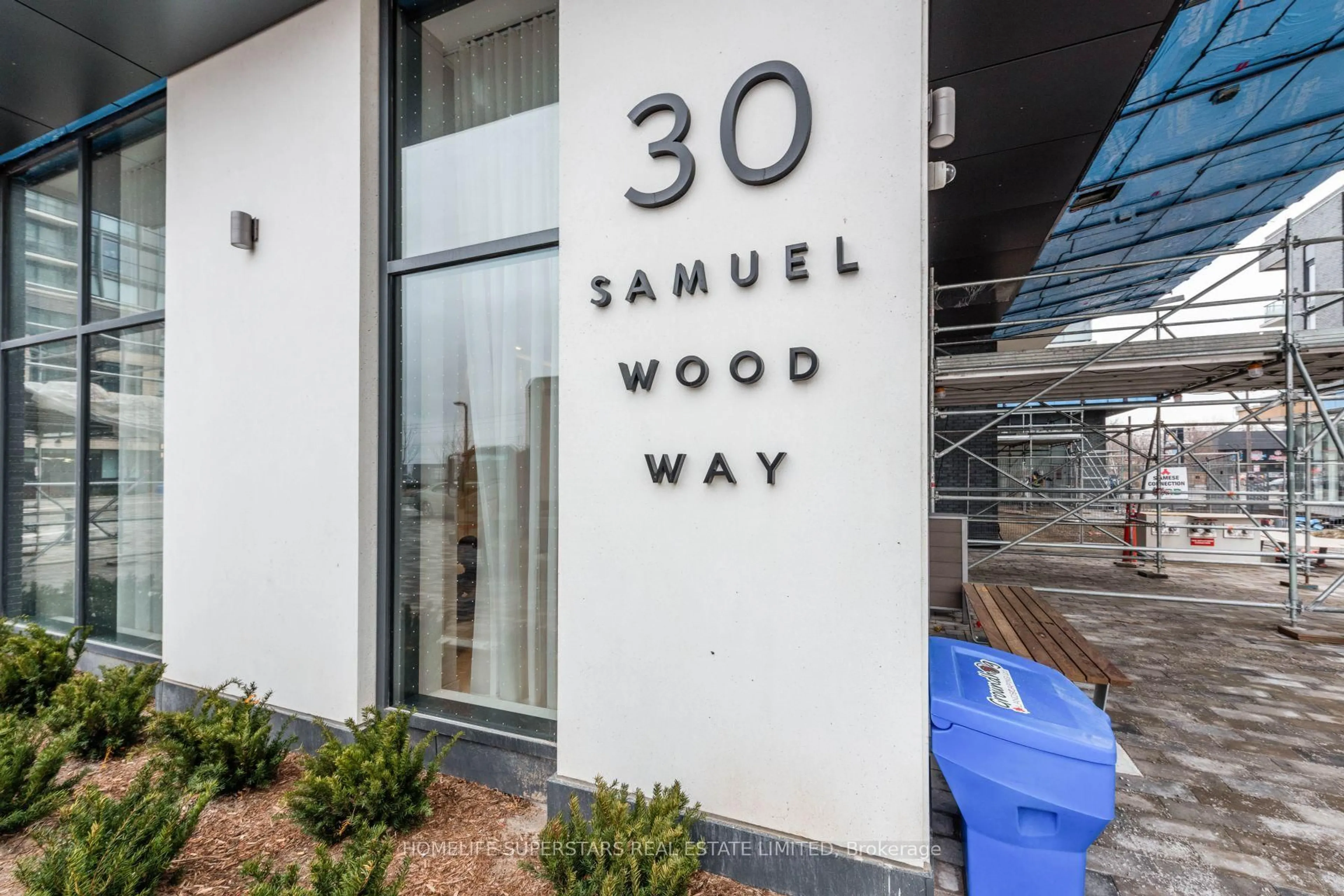 Indoor foyer for 30 SAMUEL WOOD Way #501, Toronto Ontario M9B 0C9