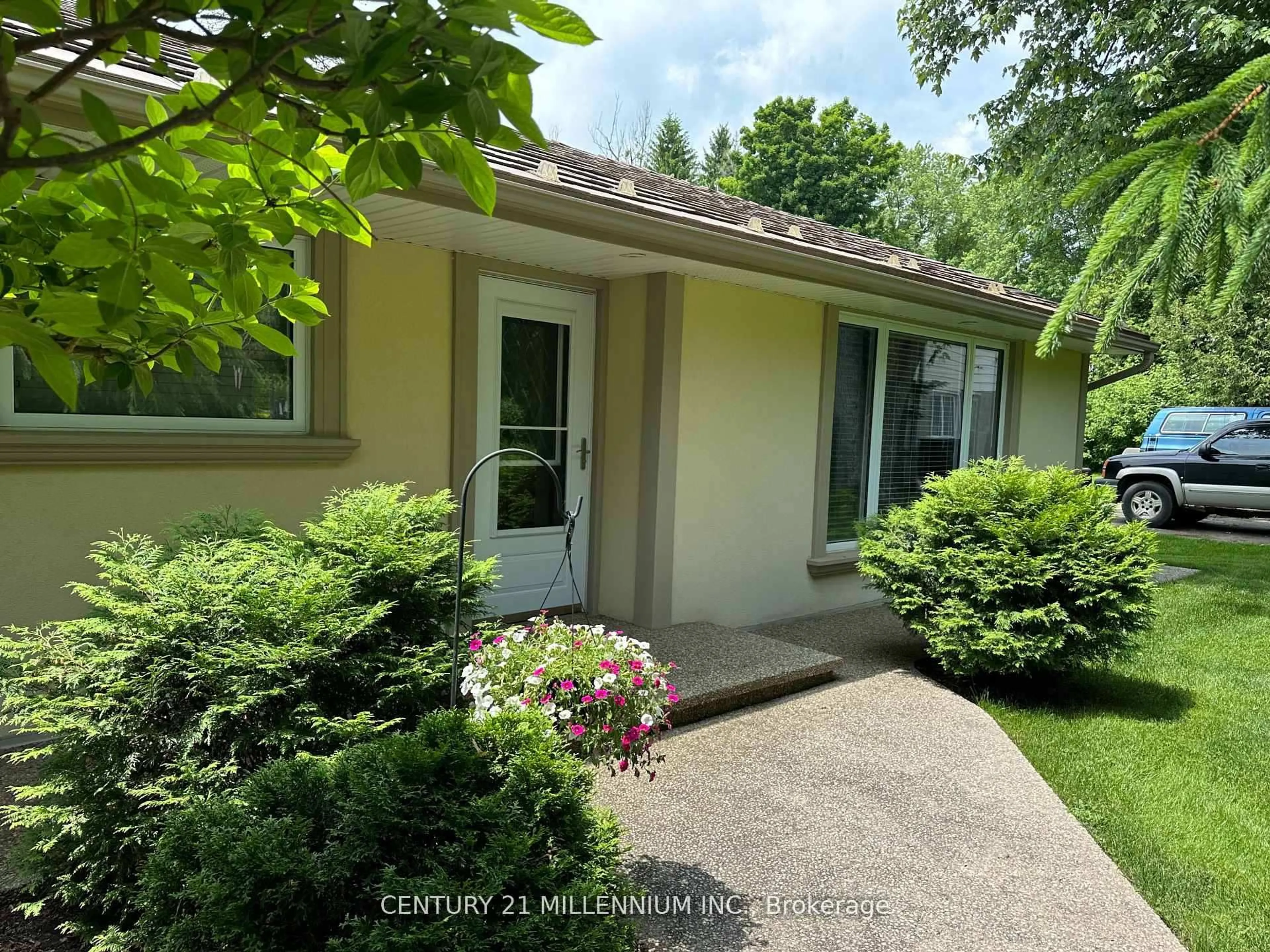 Indoor entryway for 48 Credit Rd, Caledon Ontario L7C 3J1