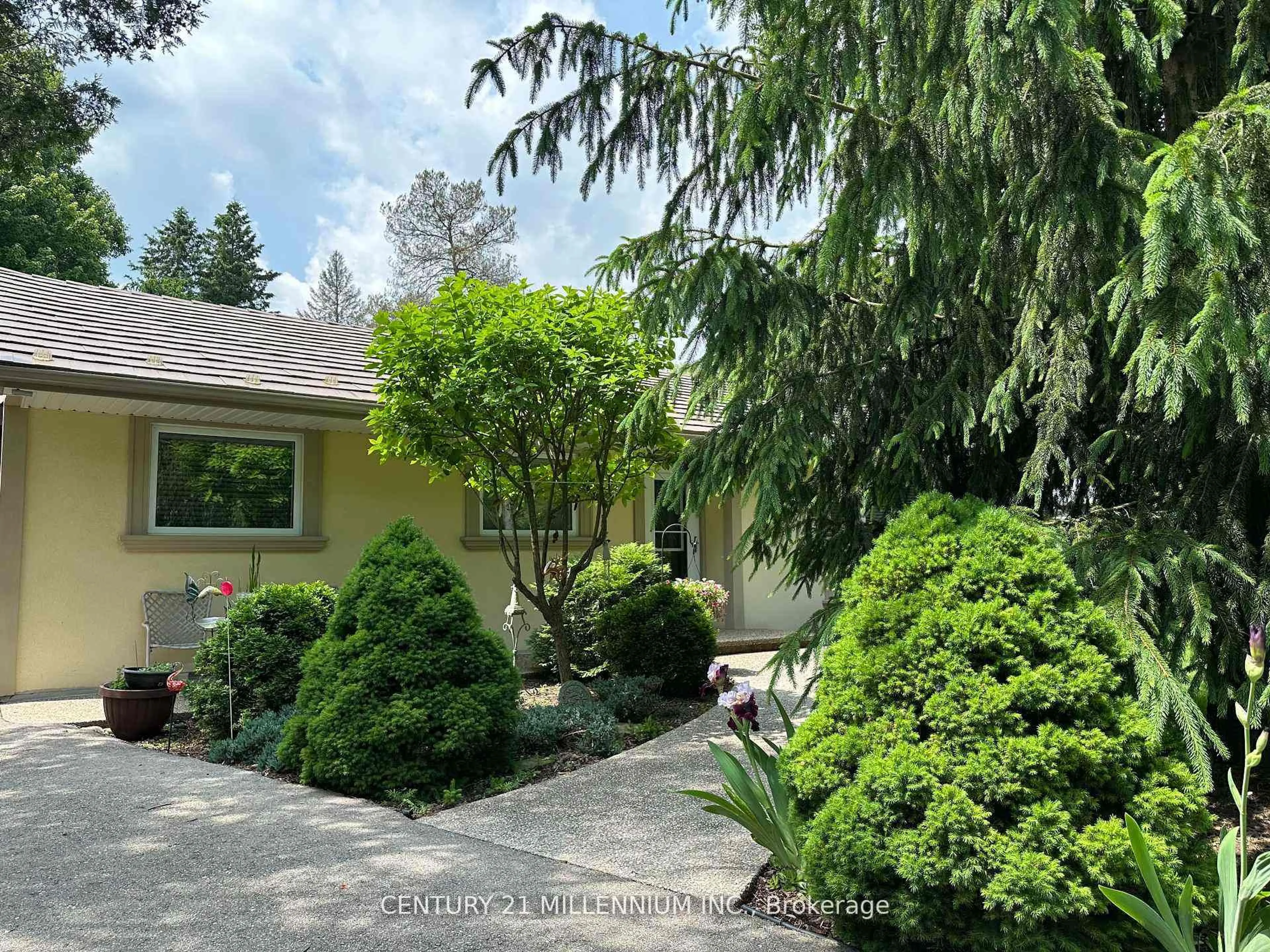 A pic from outside/outdoor area/front of a property/back of a property/a pic from drone, street for 48 Credit Rd, Caledon Ontario L7C 3J1